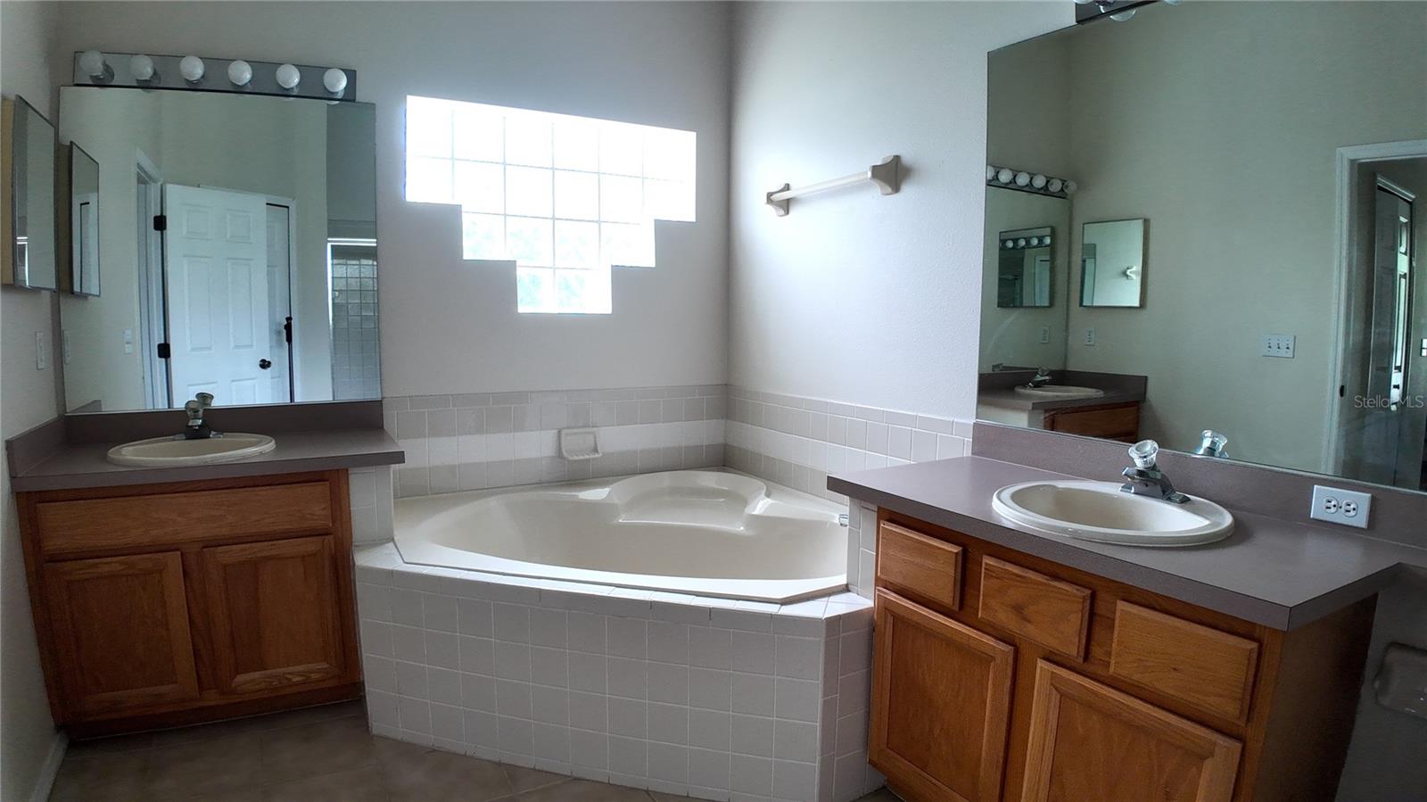207 39th St E Property Photo 20