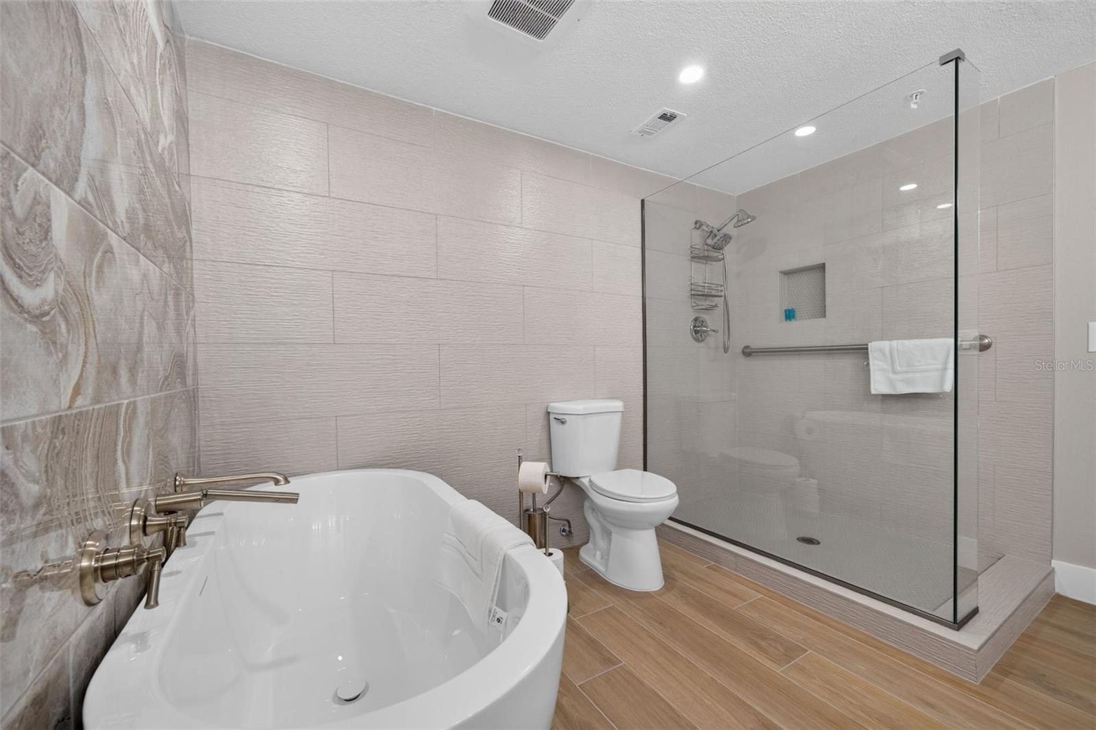 401 63rd St Property Photo 28