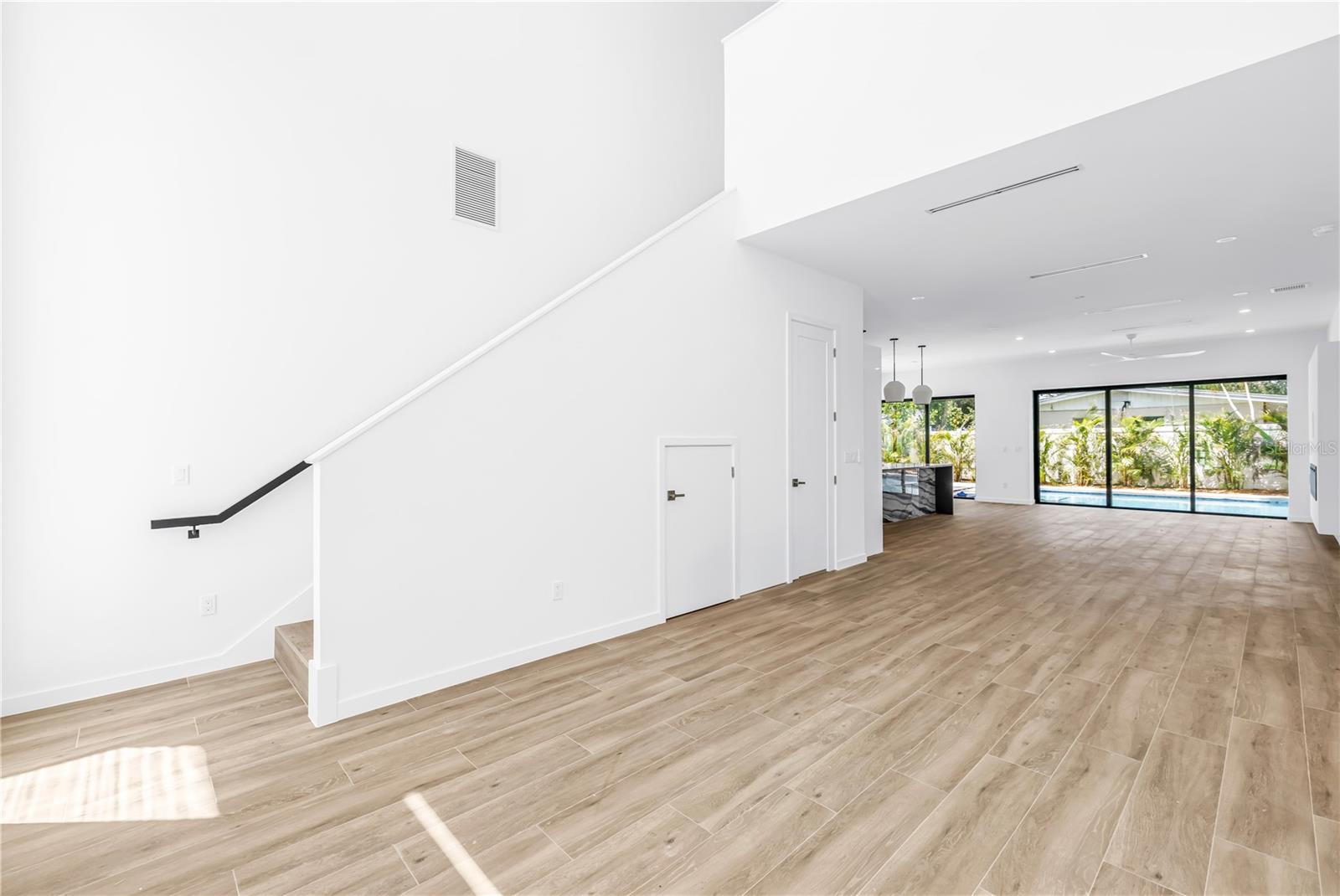 2345 Temple St Property Photo 5