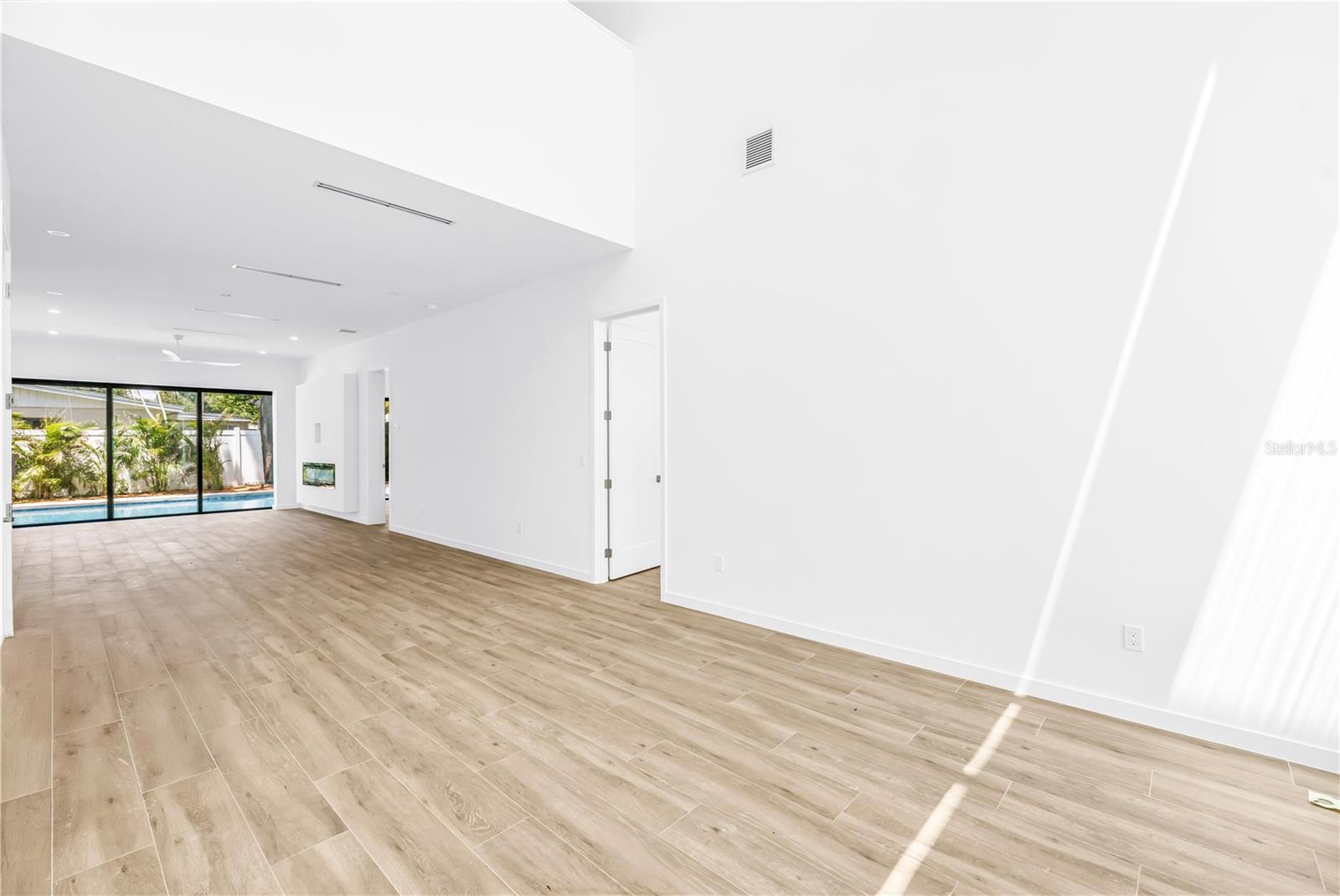 2345 Temple St Property Photo 6