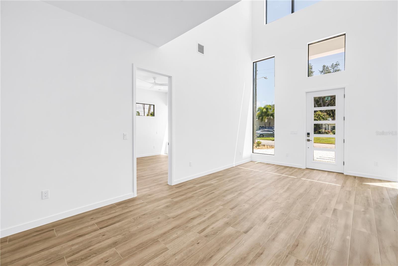 2345 Temple St Property Photo 9