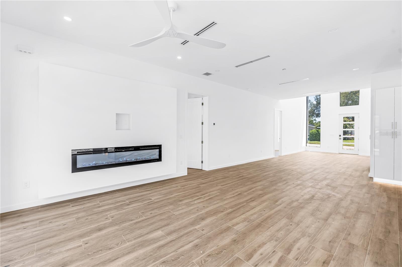 2345 Temple St Property Photo 15