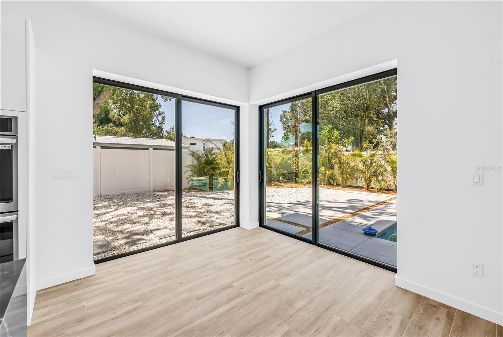 2345 Temple St Property Photo 17