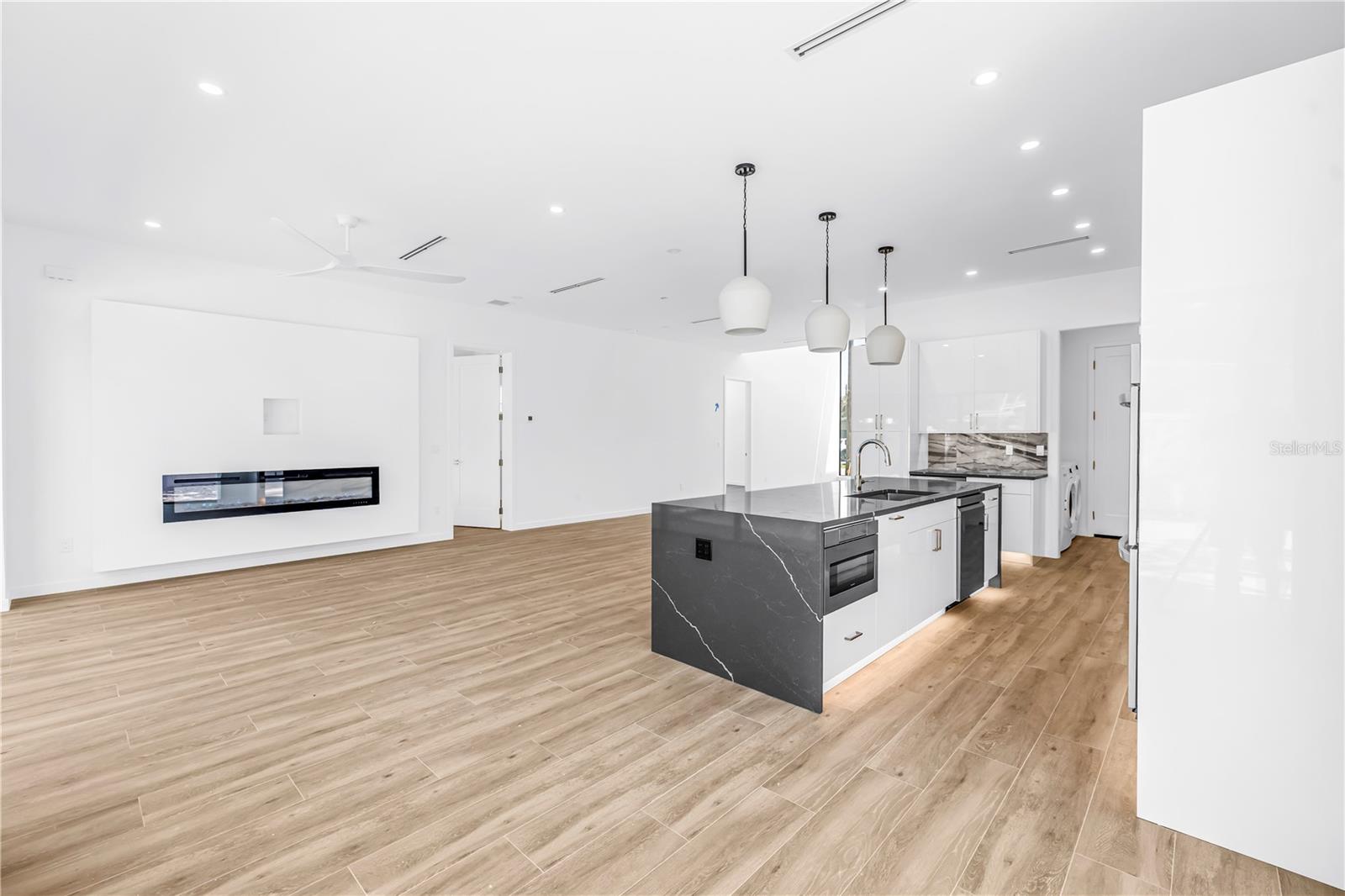 2345 Temple St Property Photo 18
