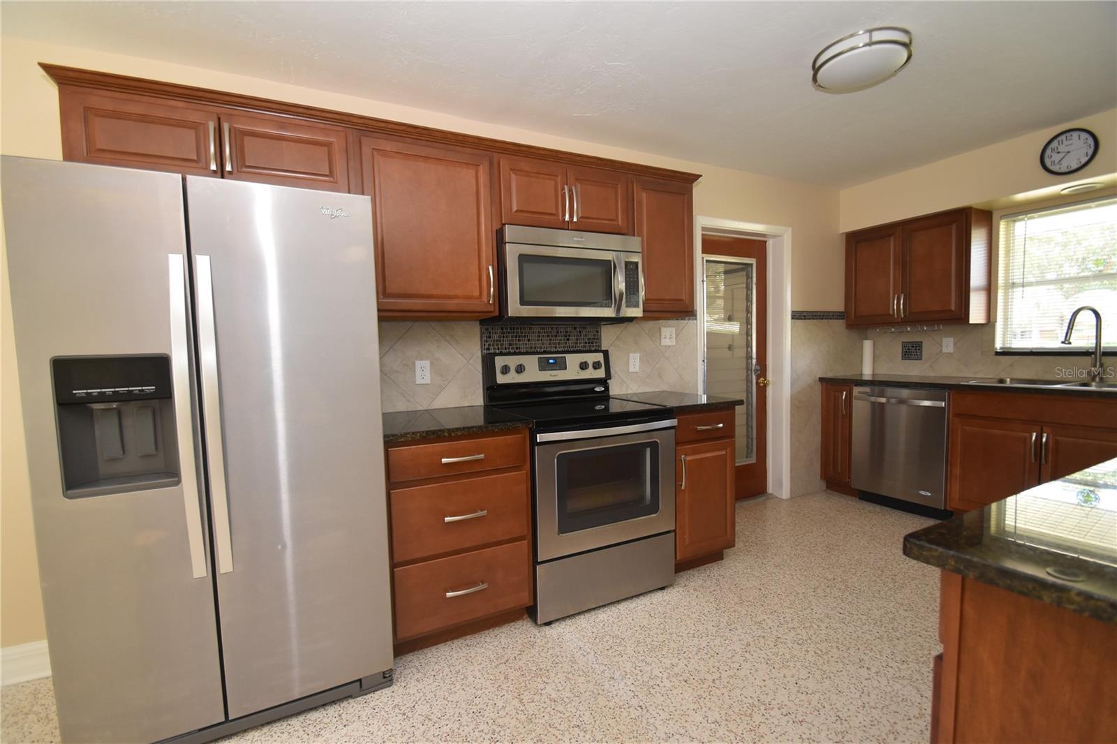 6611 Colonial Dr Property Photo 3