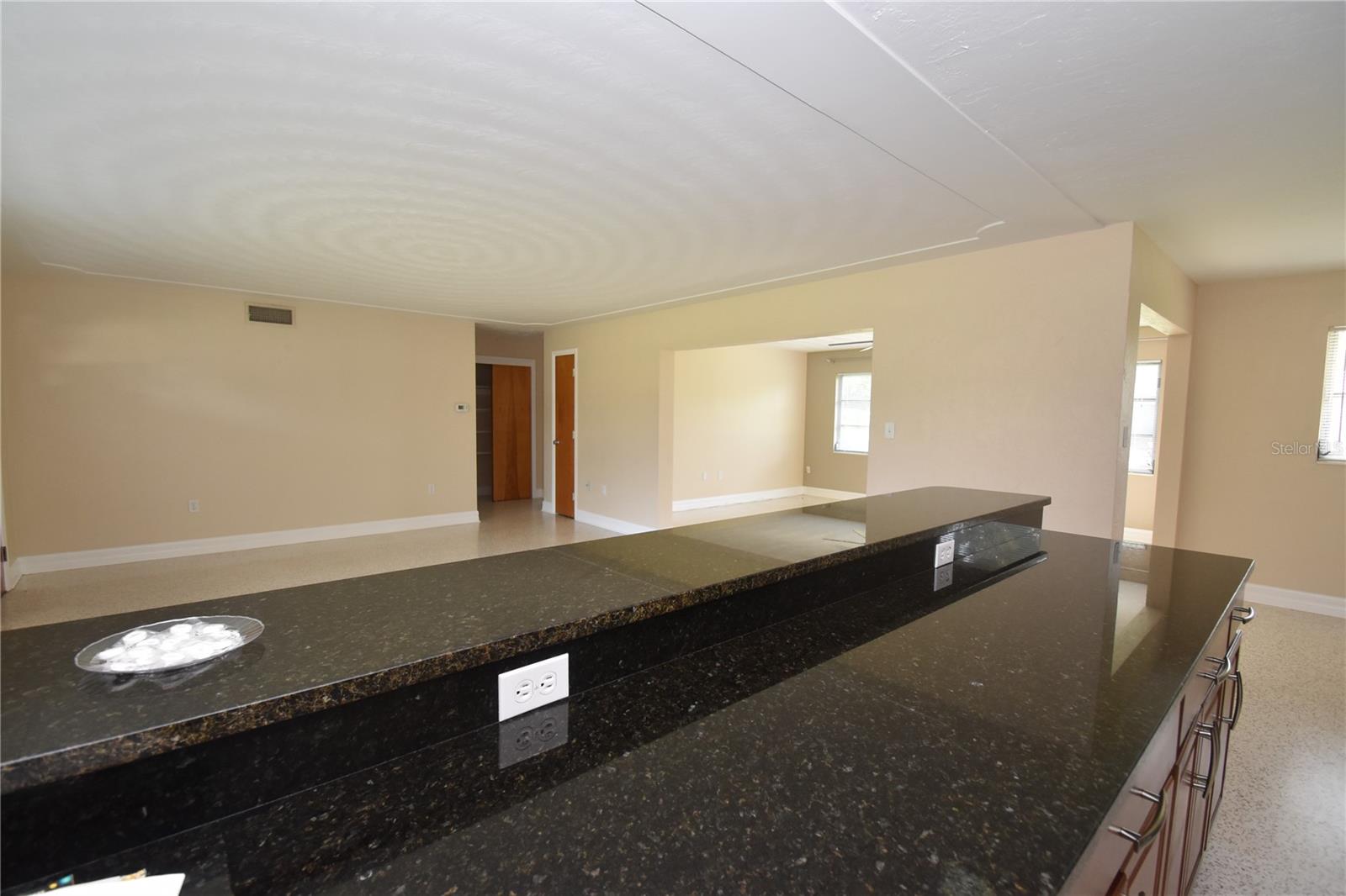 6611 Colonial Dr Property Photo 4