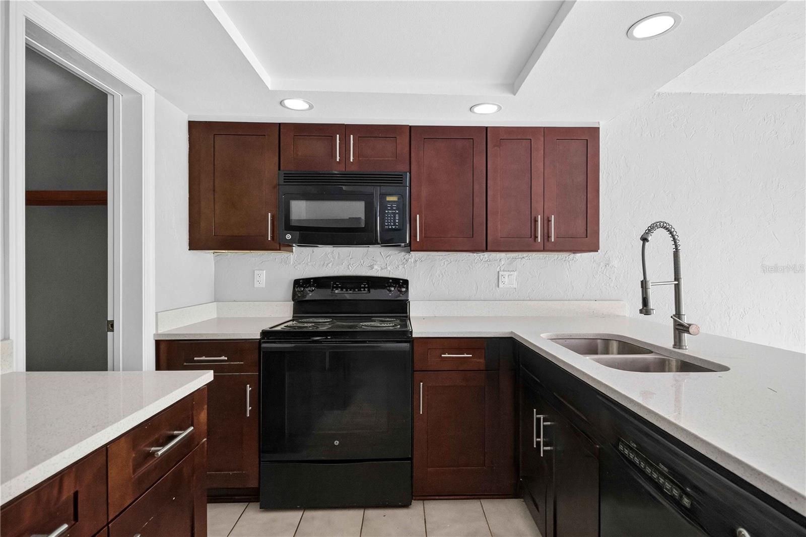 1125 Longfellow Way #125-b Property Photo 3