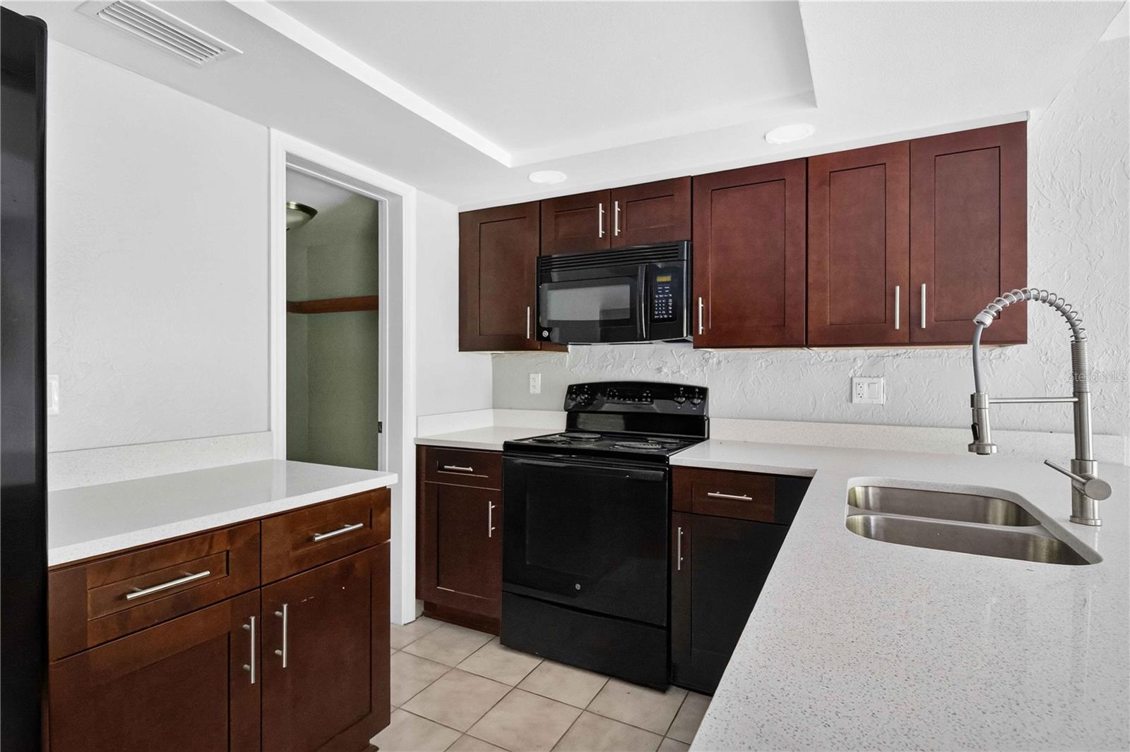1125 Longfellow Way #125-b Property Photo 6