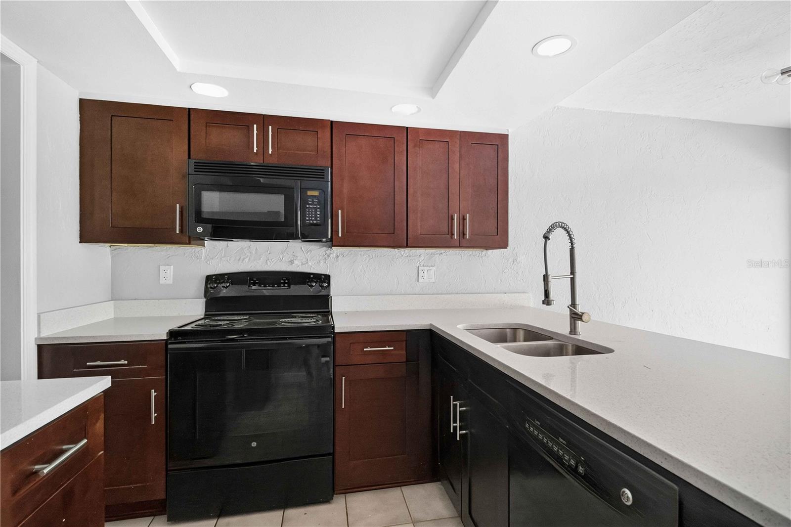 1125 Longfellow Way #125-b Property Photo 9
