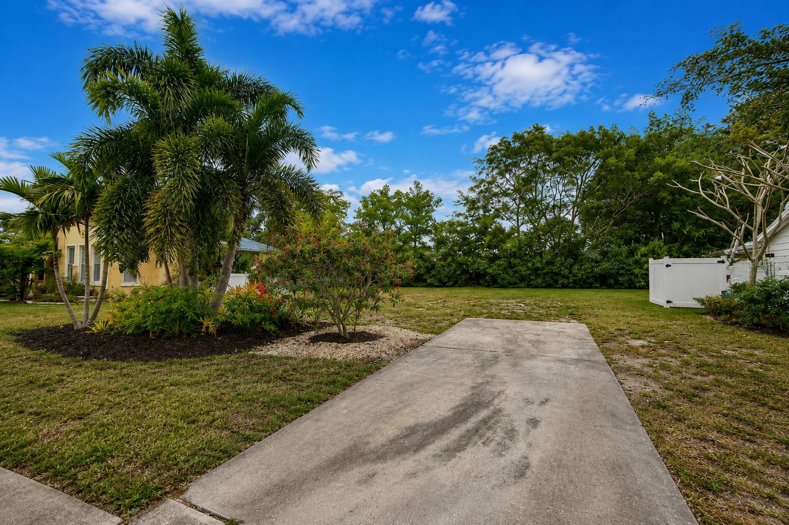 463 Acacia Dr Property Photo 3