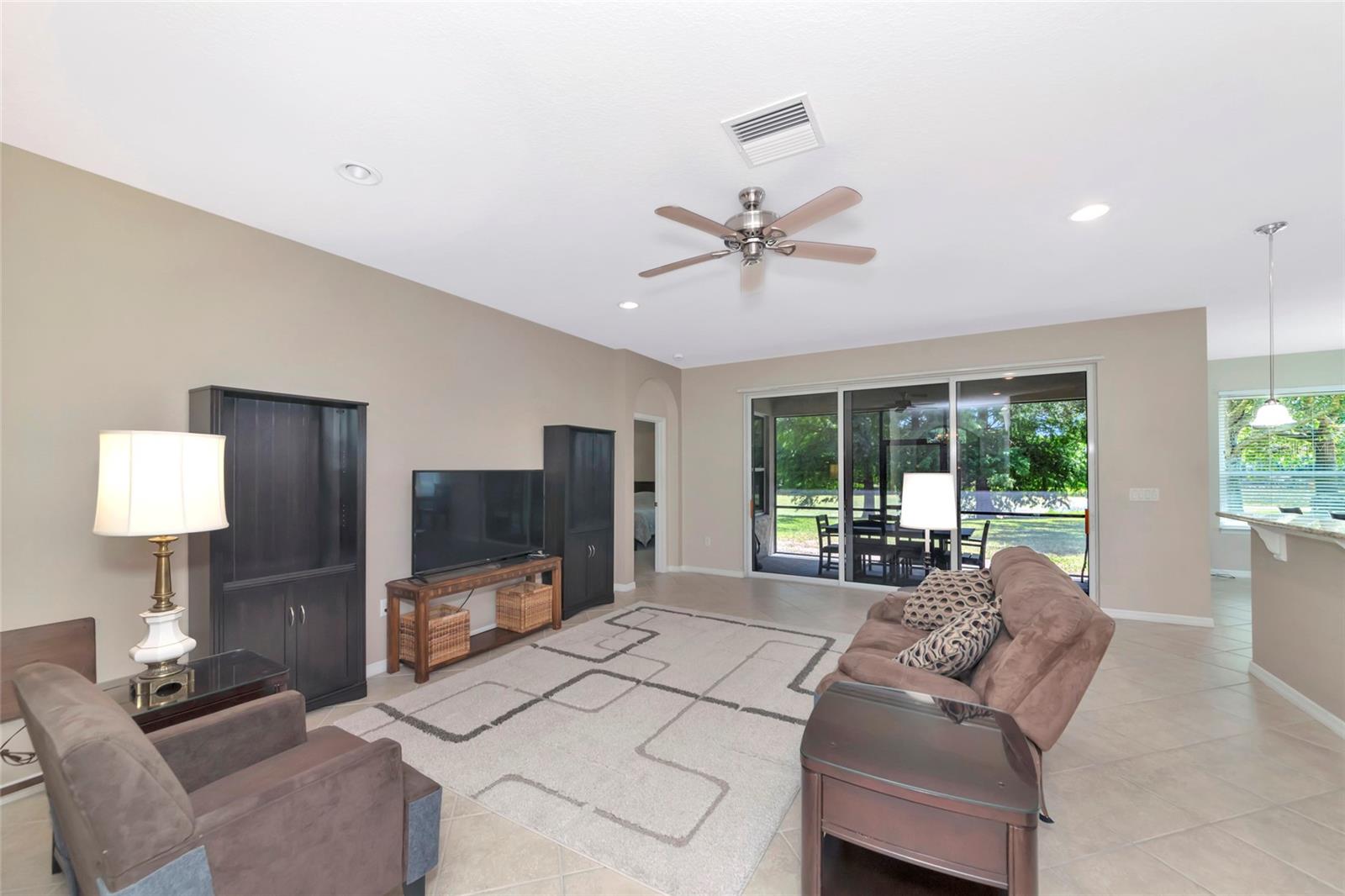 6816 46th Ter E Property Photo 4