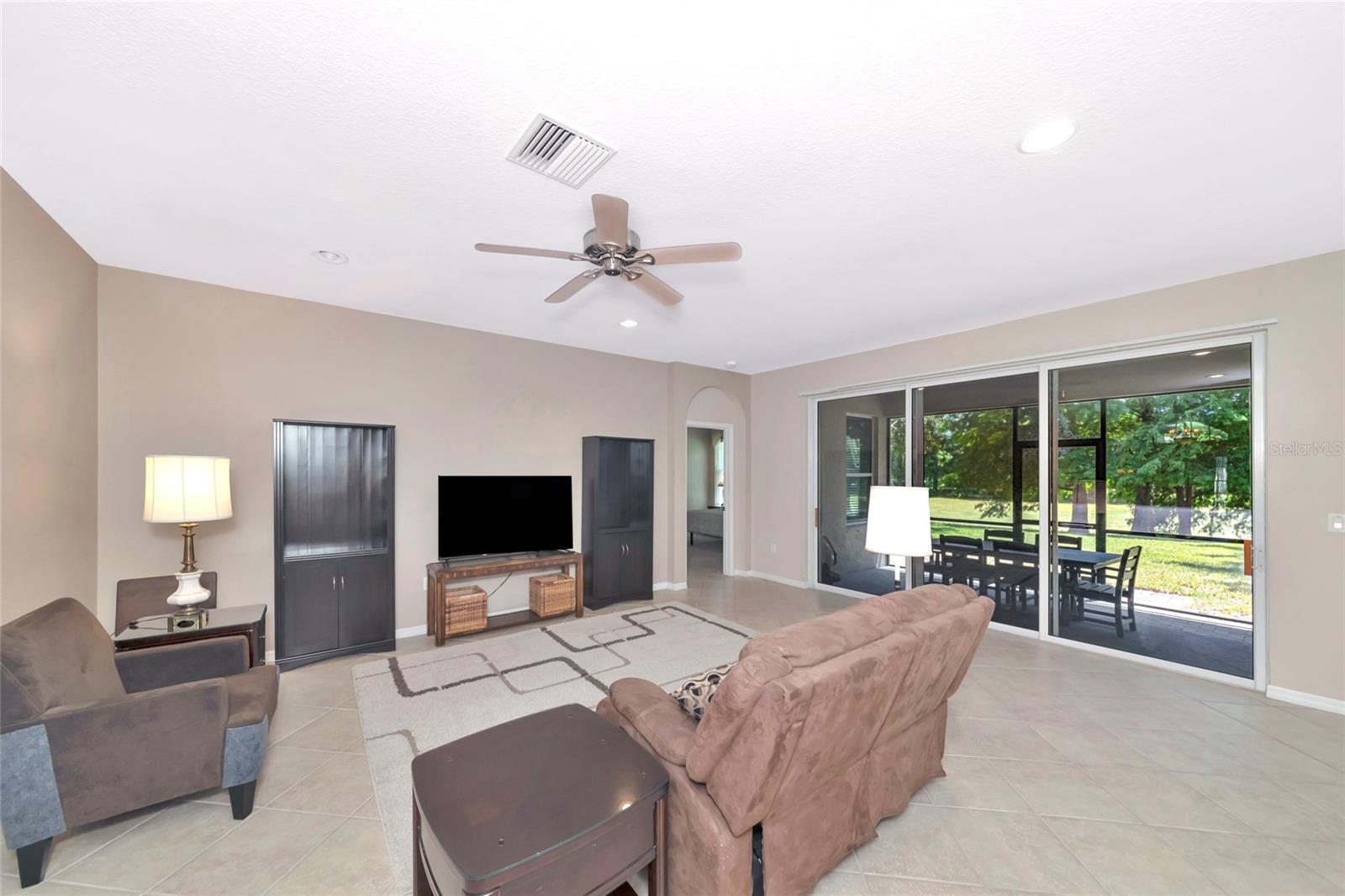 6816 46th Ter E Property Photo 5