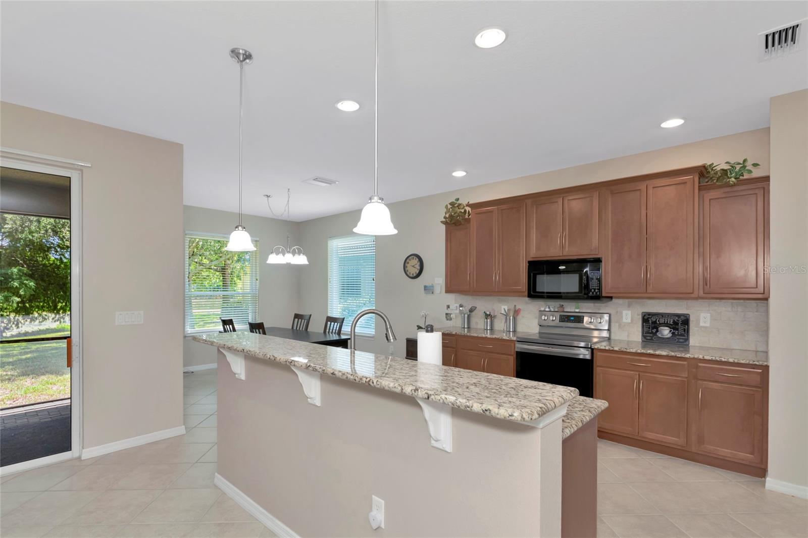 6816 46th Ter E Property Photo 9