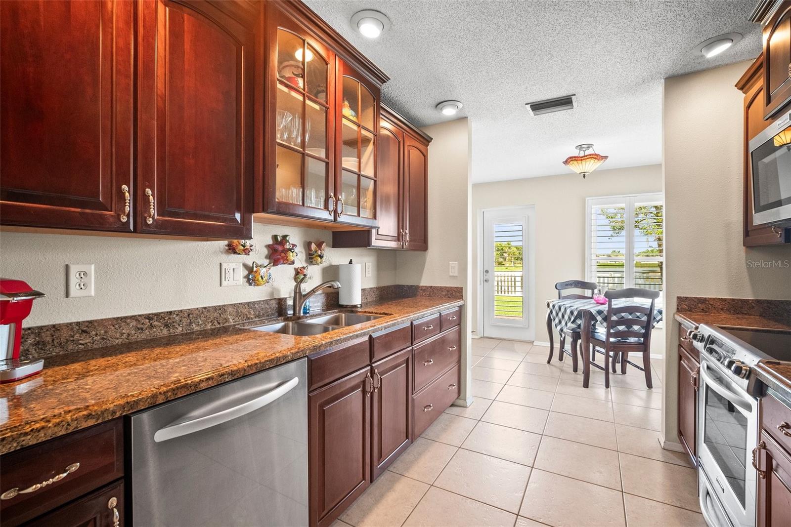 4194 Banbury Cir Property Photo 9