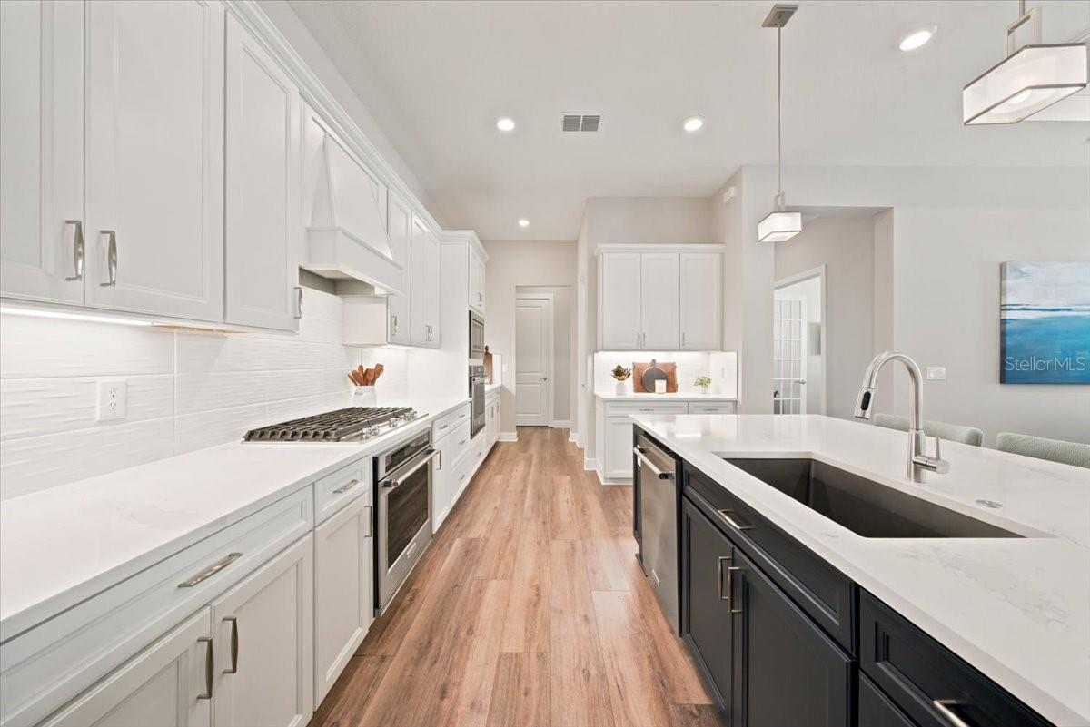 10708 Saratoga Pl Property Photo 22