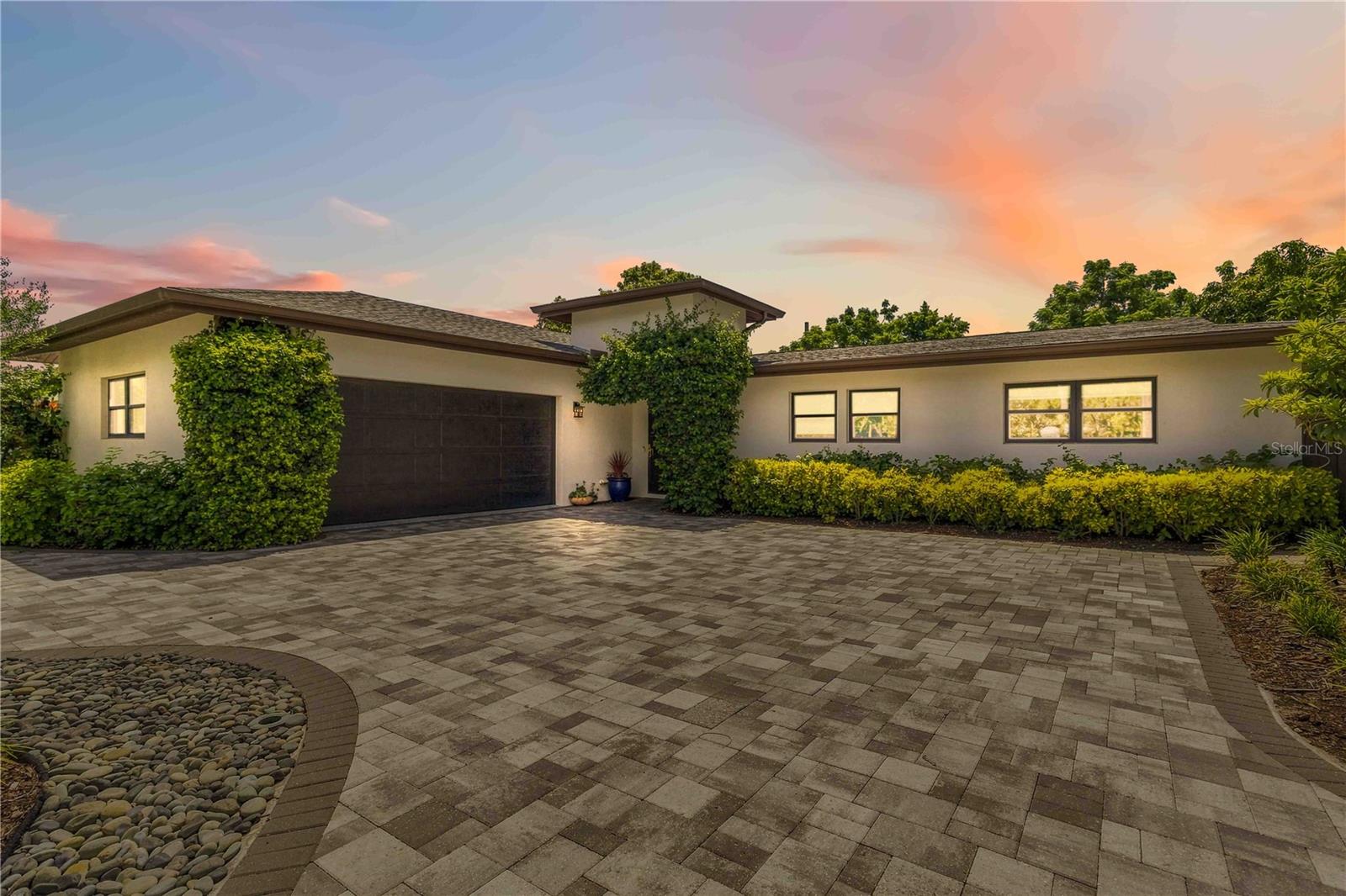 2410 Siesta Dr Property Photo 1