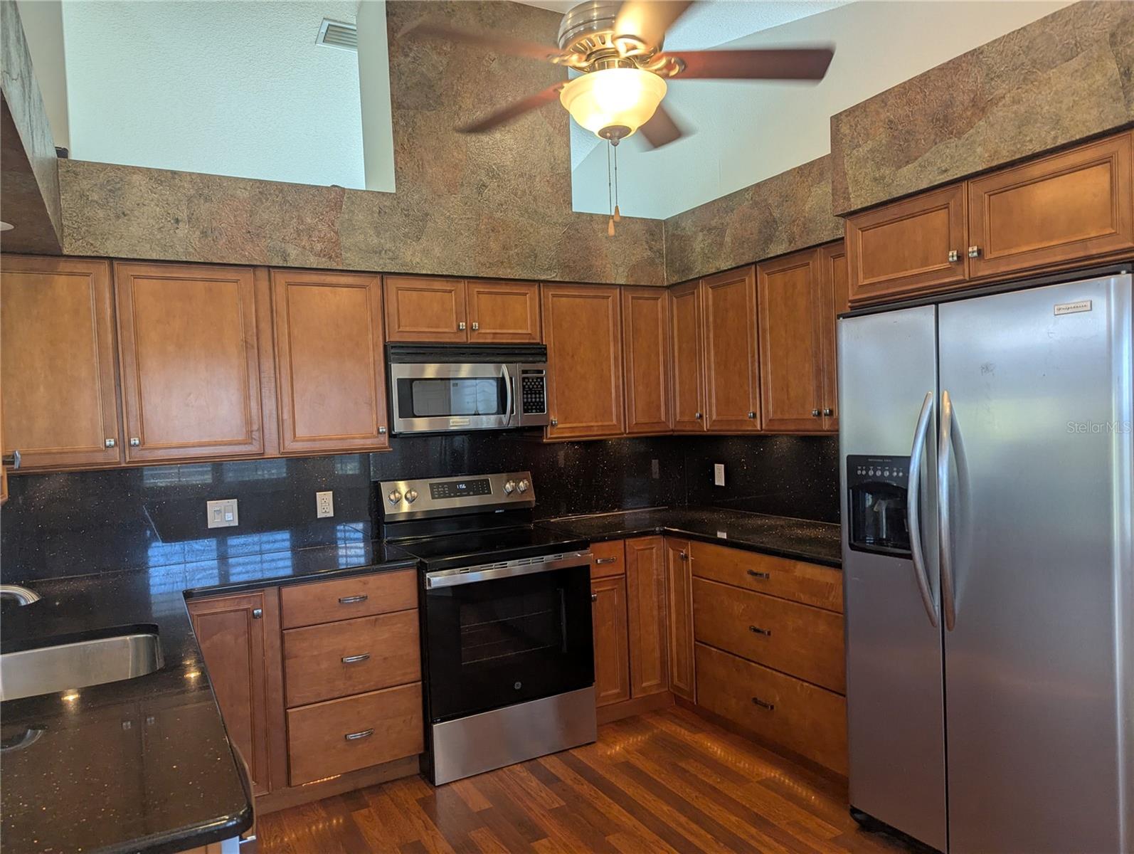 1167 Exeter Cir Property Photo 8