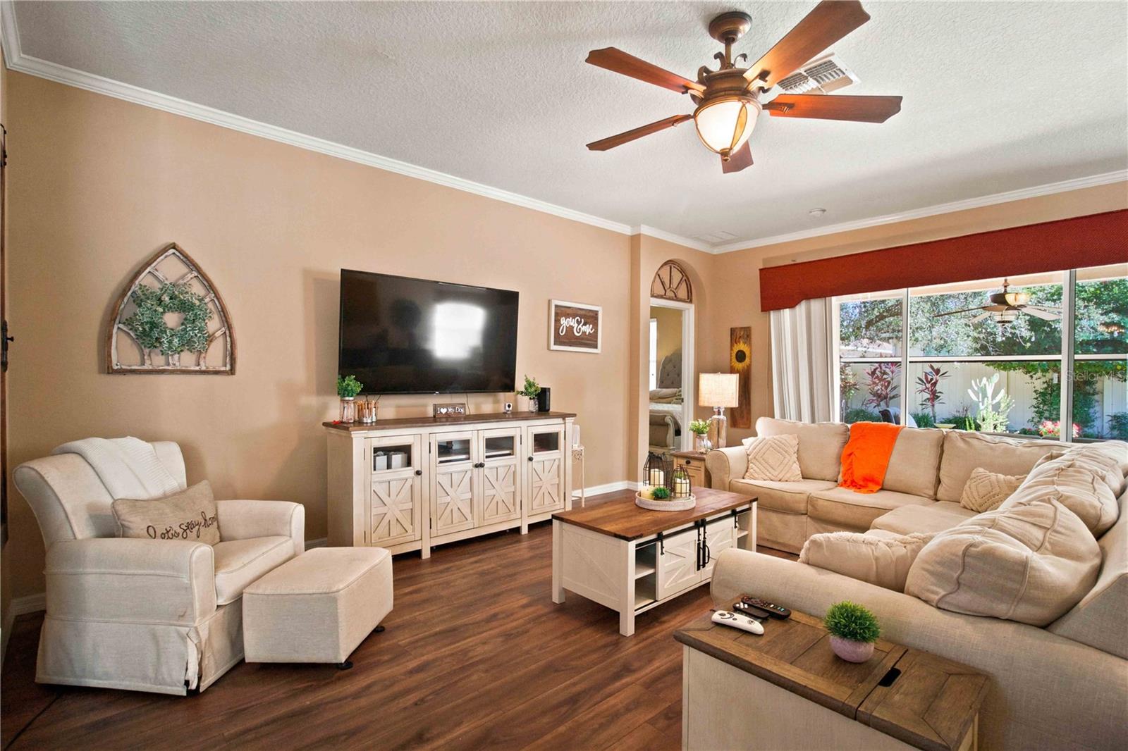 6733 45th Ter E Property Photo 9