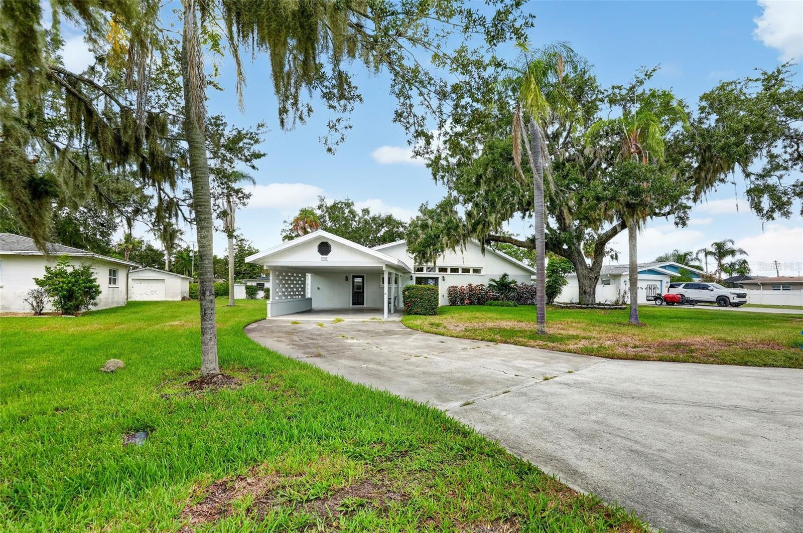 341 Shore Dr Property Photo 3