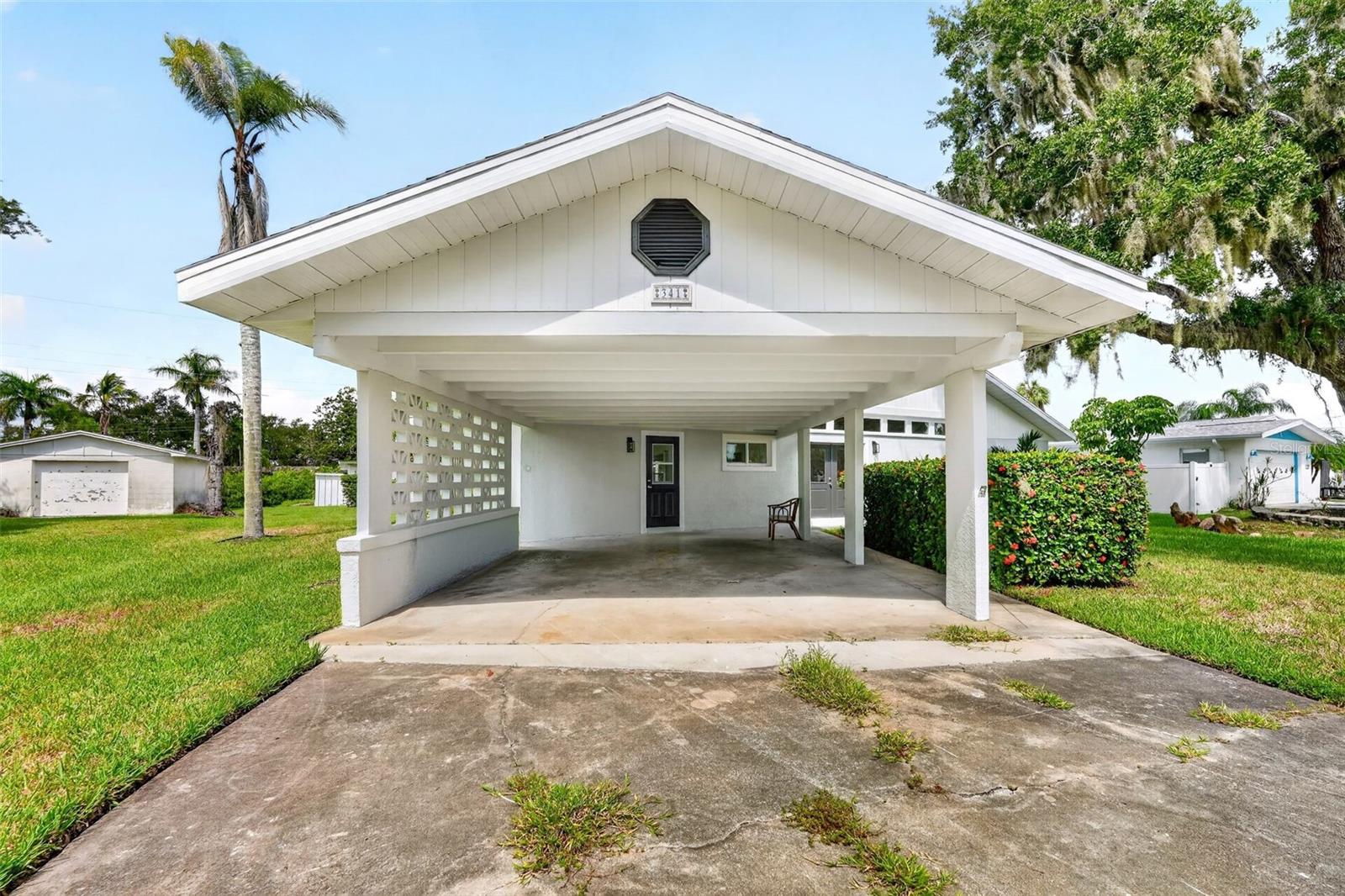341 Shore Dr Property Photo 4