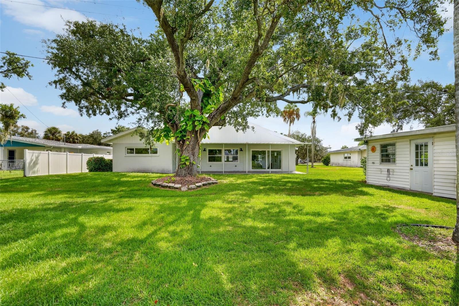 341 Shore Dr Property Photo 6