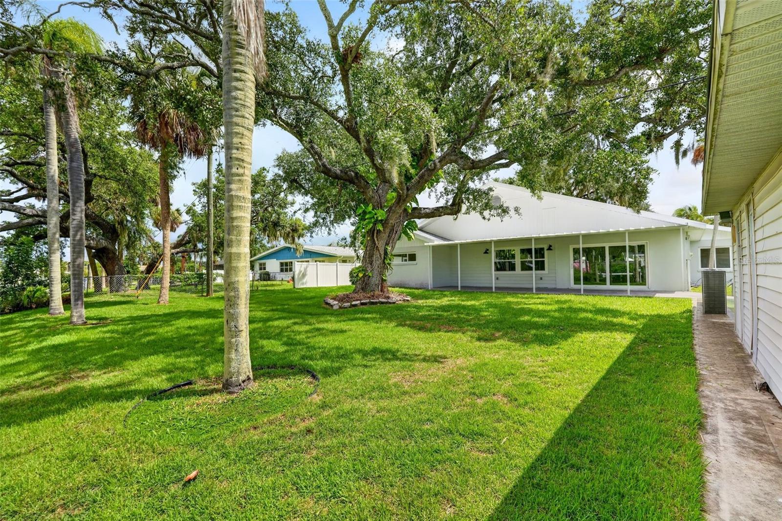 341 Shore Dr Property Photo 8