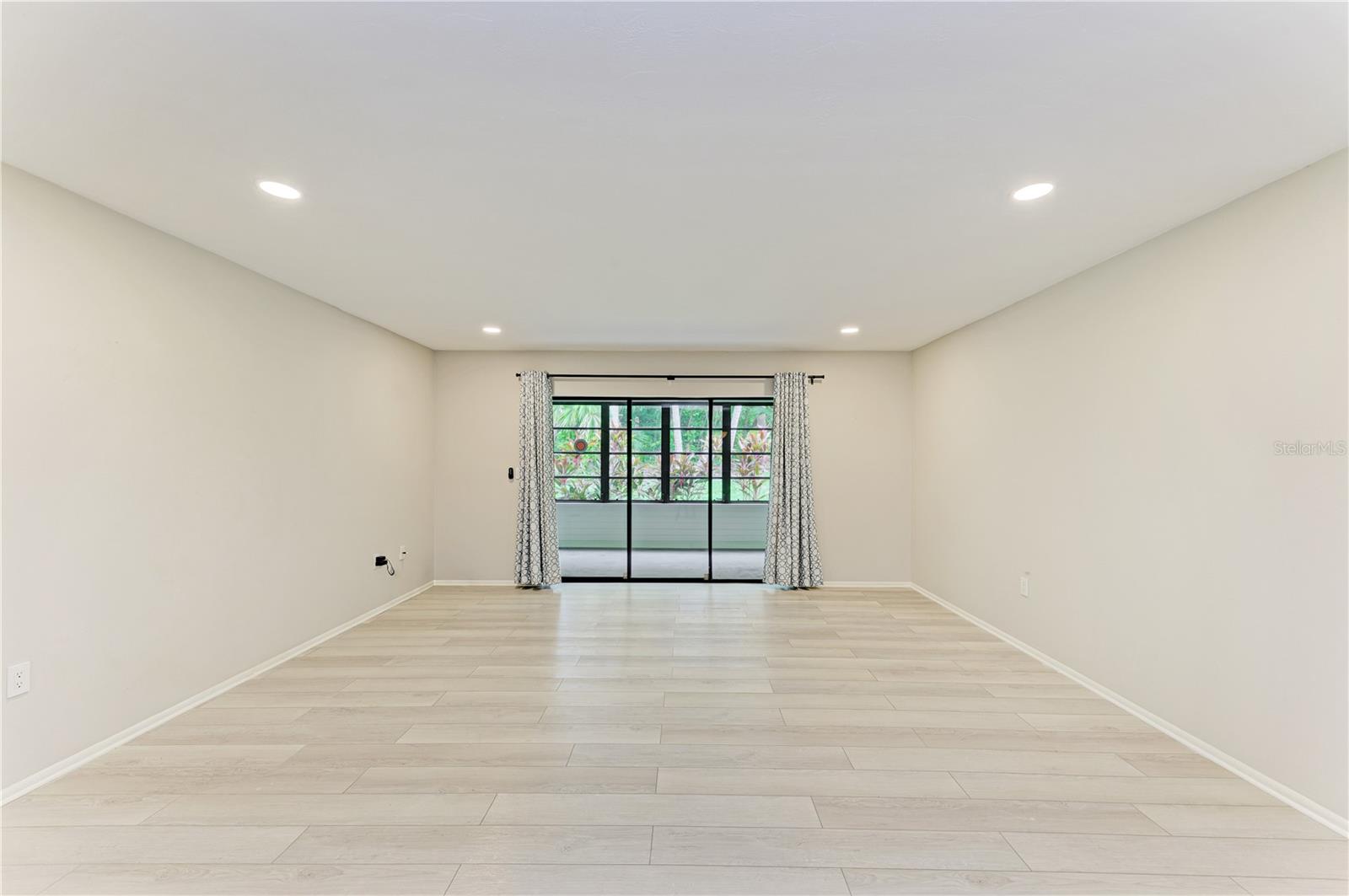 813 Spring Lakes Blvd Property Photo 5