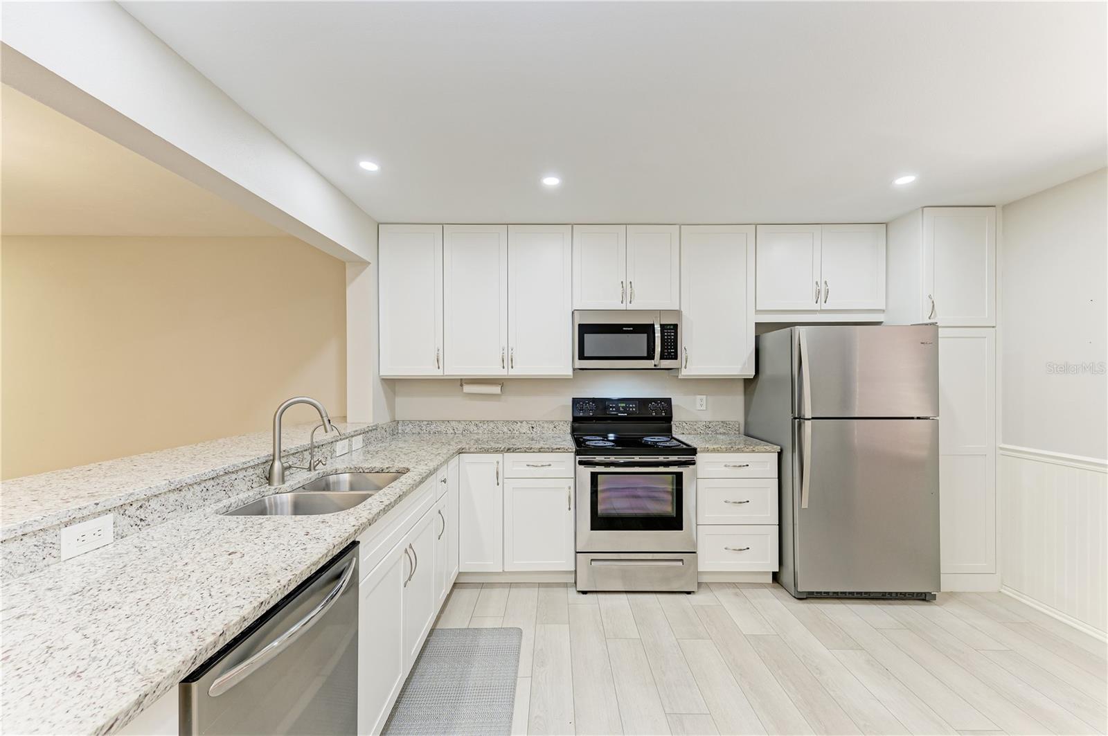 813 Spring Lakes Blvd Property Photo 15