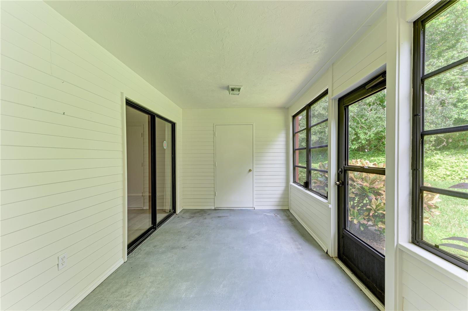 813 Spring Lakes Blvd Property Photo 17