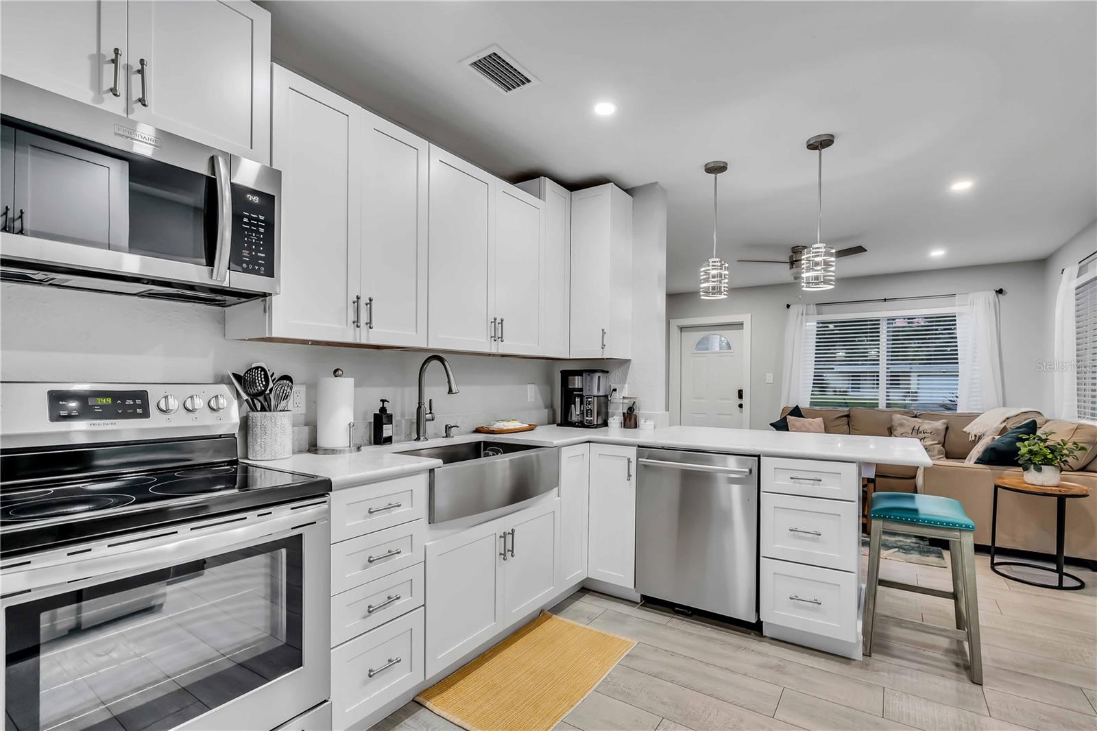 3231 New England St Property Photo 8