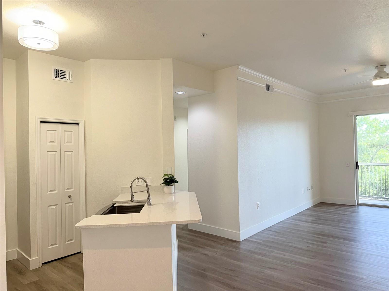 5152 Northridge Rd #302 Property Photo 6