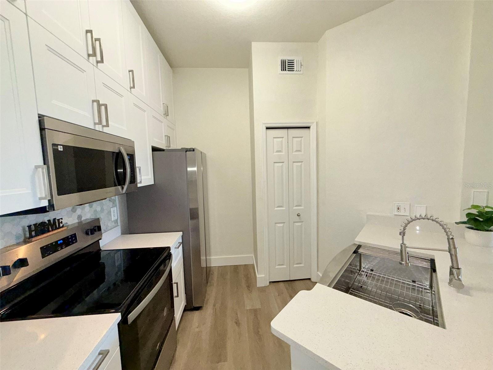 5152 Northridge Rd #302 Property Photo 10