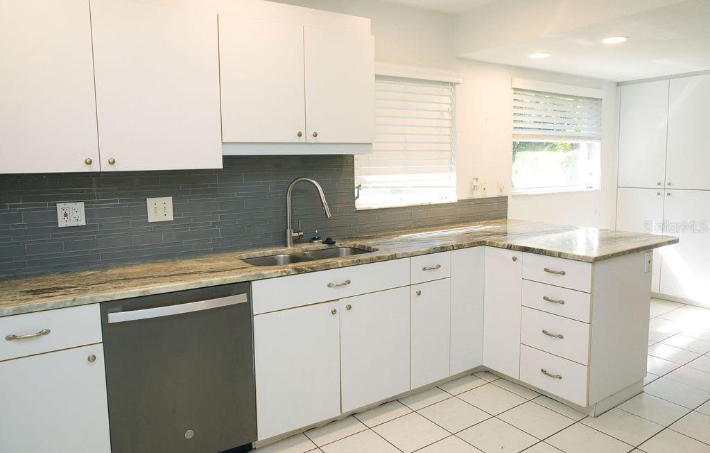 5726 Timber Lake Dr Property Photo 8