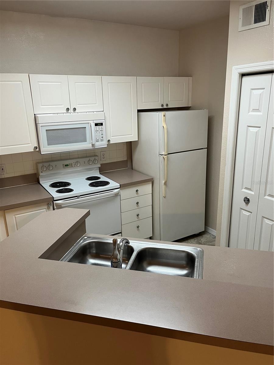 5152 Northridge Rd #106 Property Photo 10