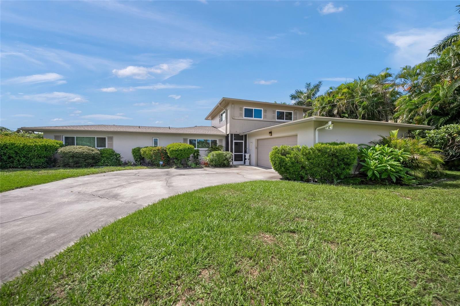 1820 Stanford Ln Property Photo 2