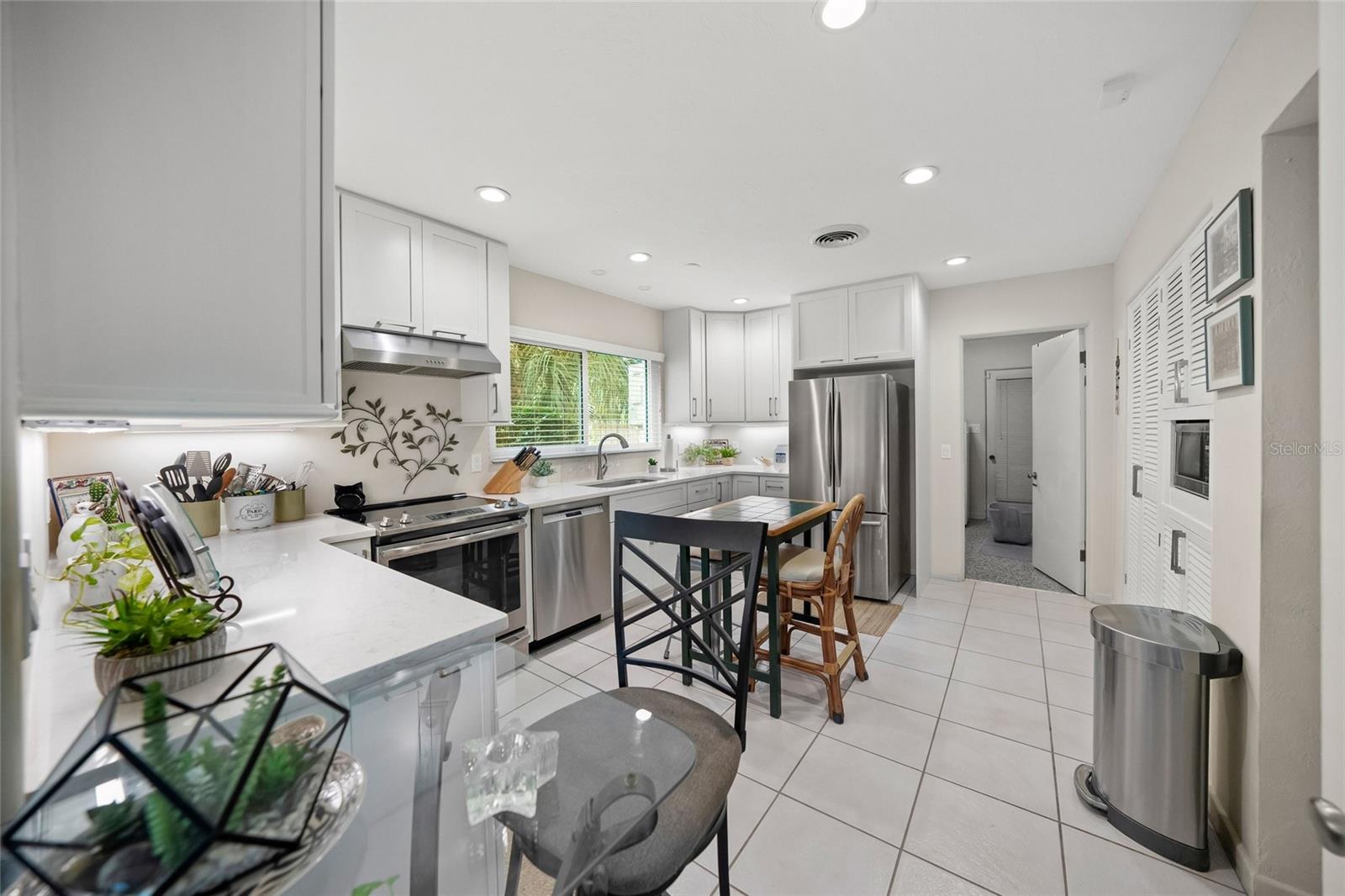 1820 Stanford Ln Property Photo 8