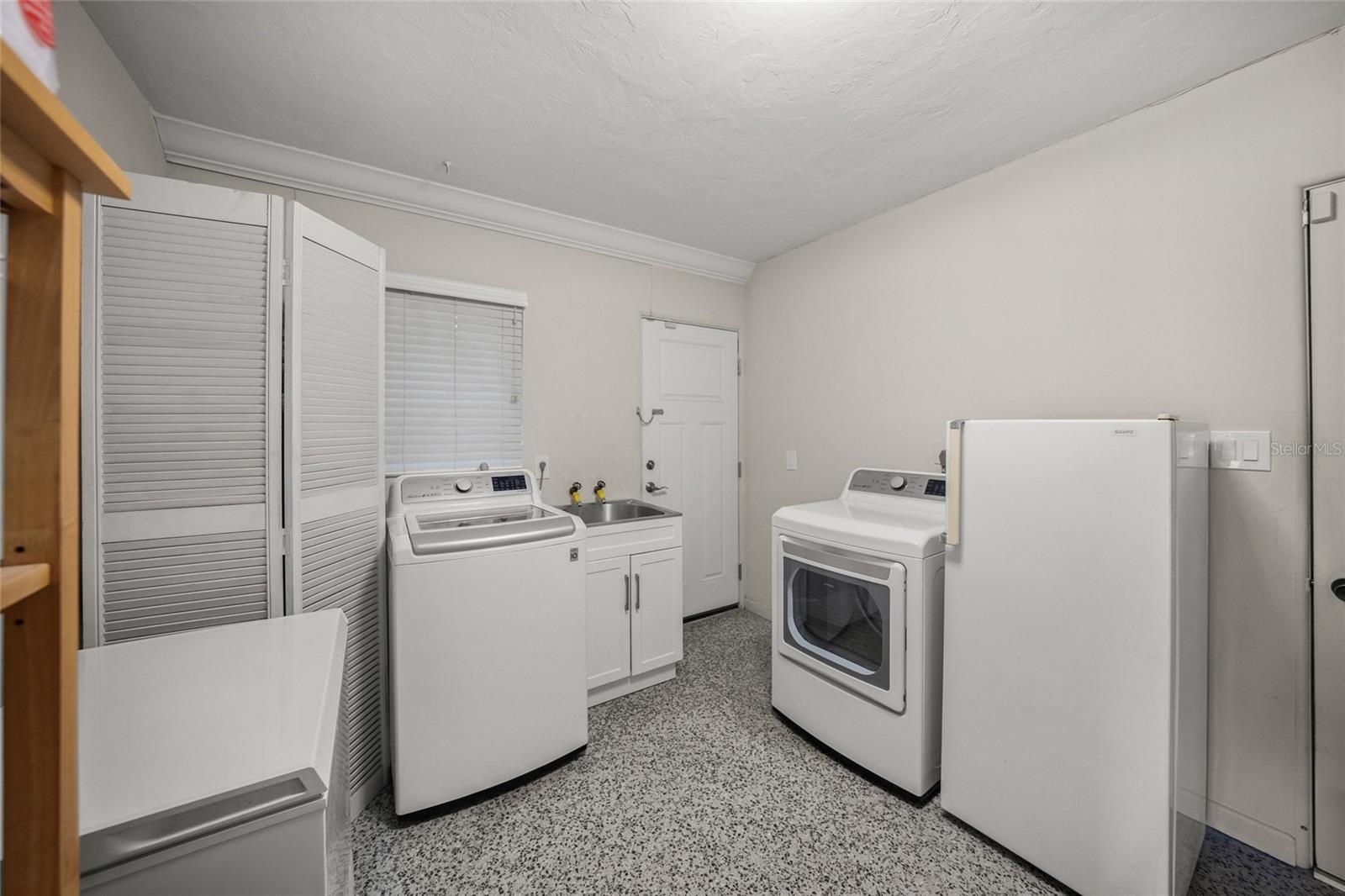 1820 Stanford Ln Property Photo 29