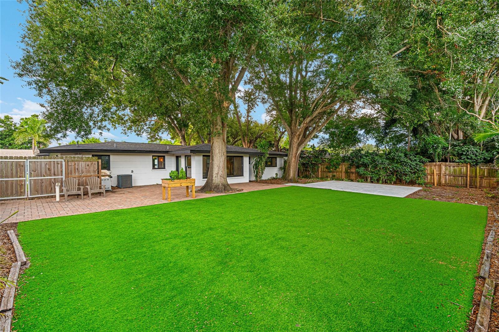 2410 Valencia Dr Property Photo 5