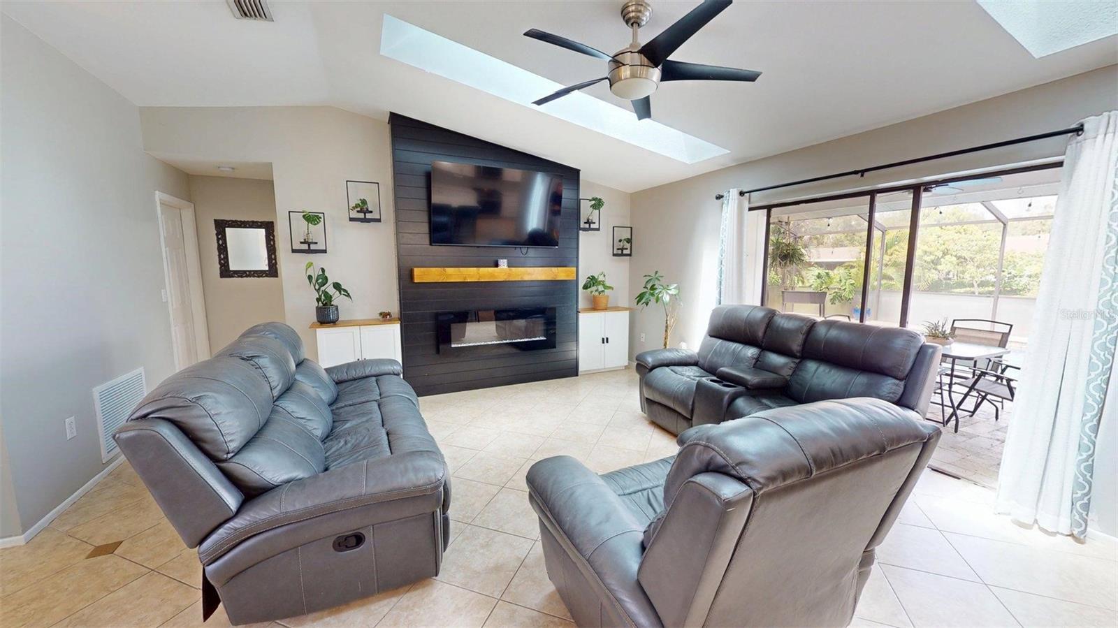 2461 Gold Oak Ct E Property Photo 9