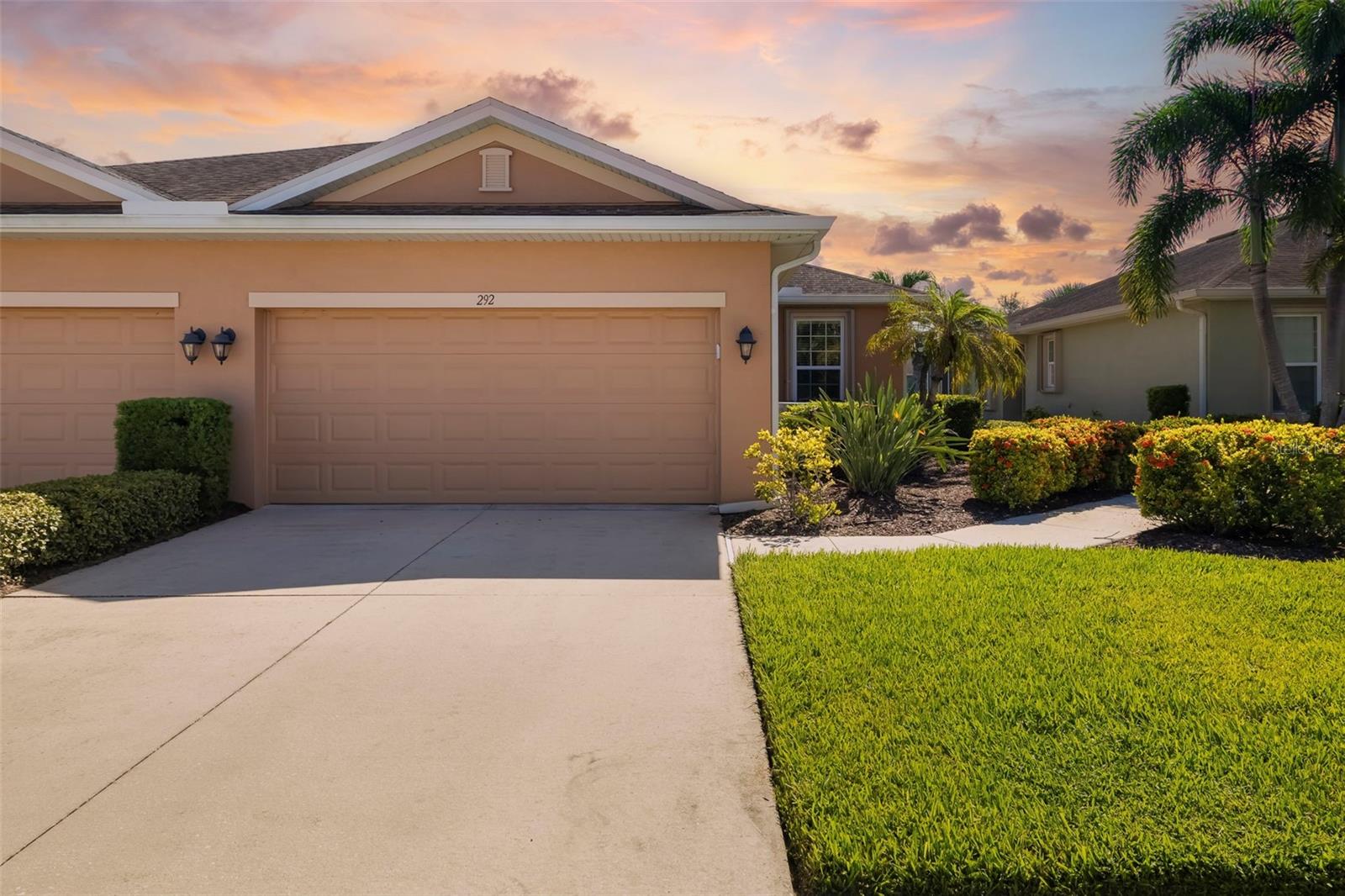 292 Capulet Dr Property Photo 1