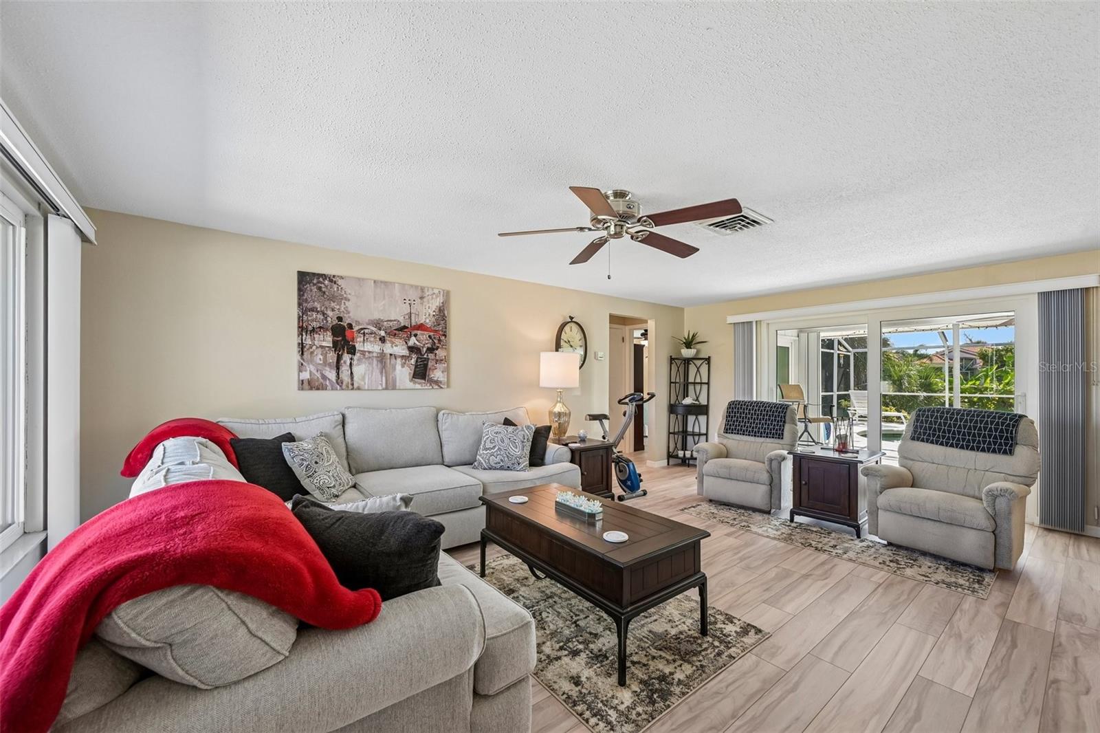 106 Algiers Dr Property Photo 4