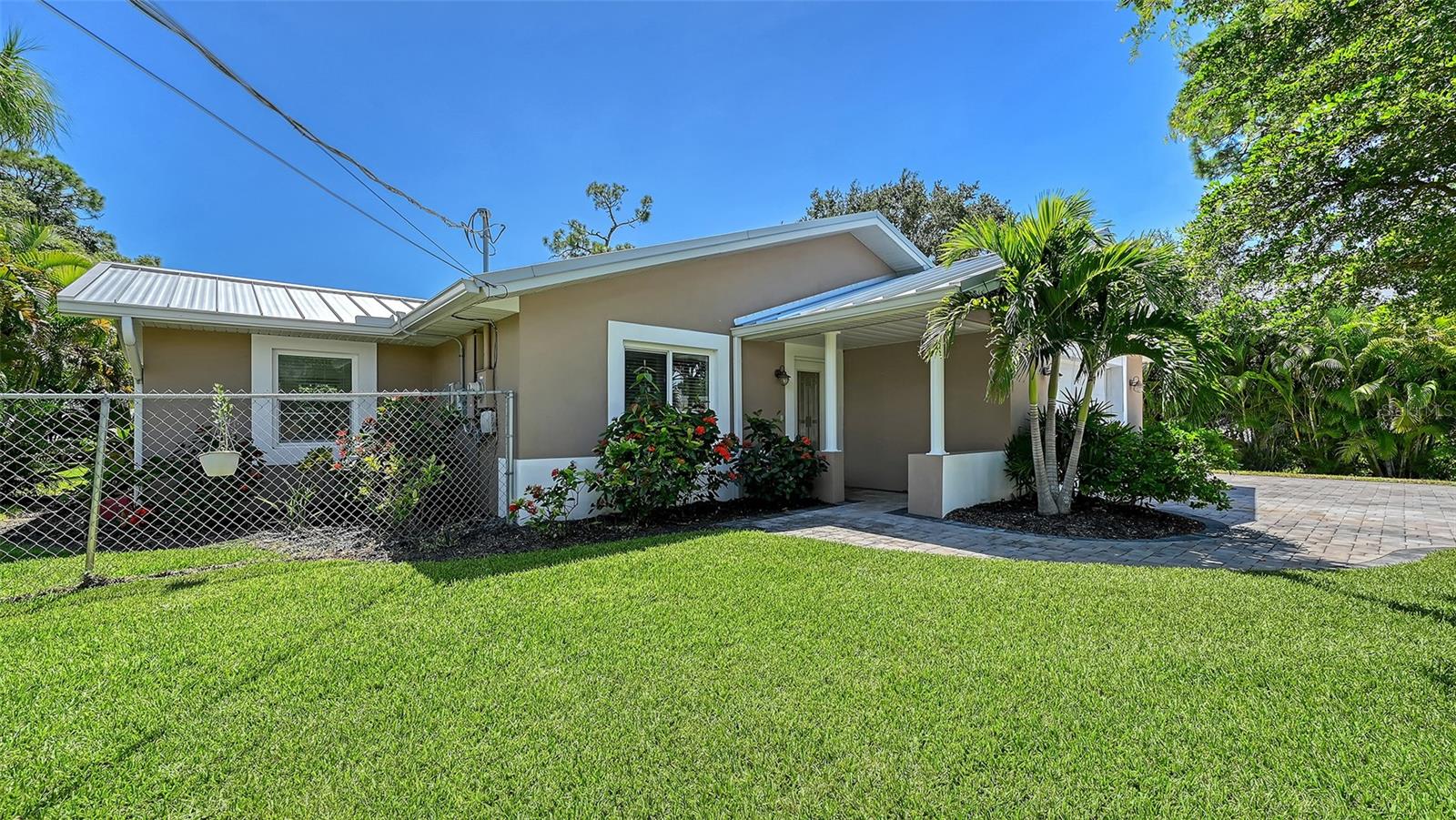 305 Hills Rd Property Photo 1