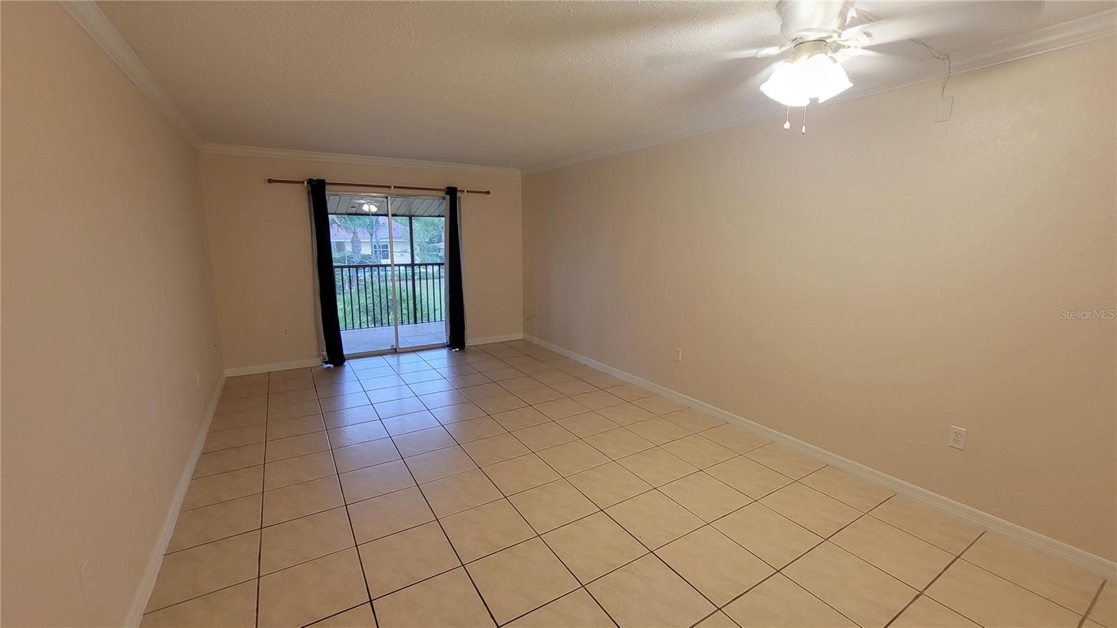 960 Lacosta Cir #2 Property Photo 2