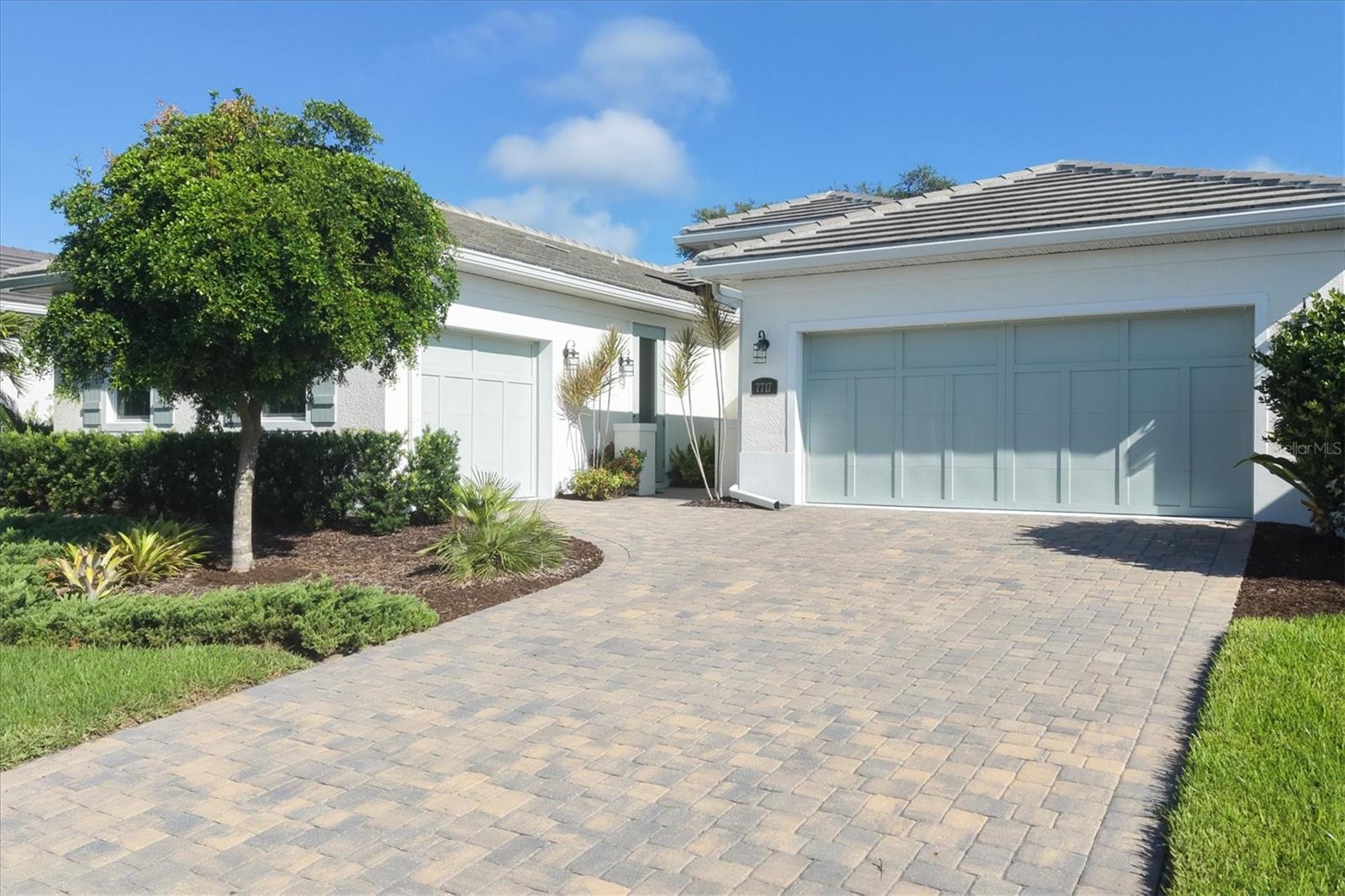 7717 Sandhill Lake Dr Property Photo 4