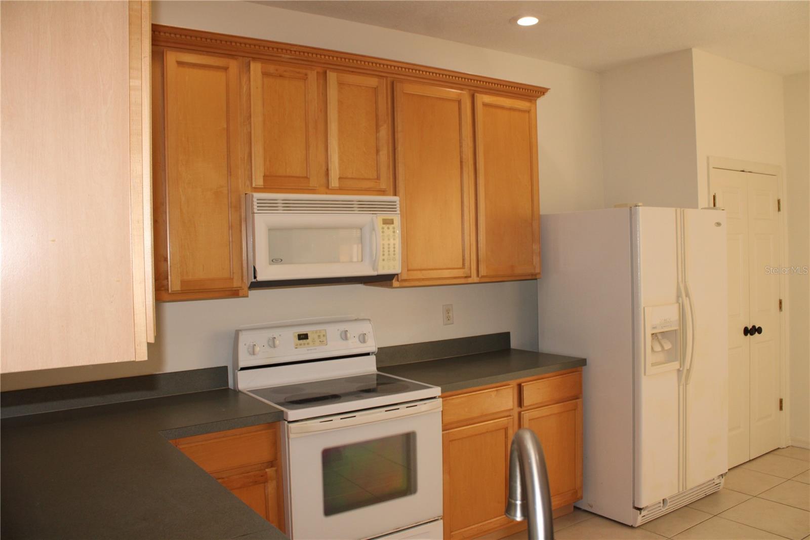 3429 Parkridge Cir #19-103 Property Photo 4