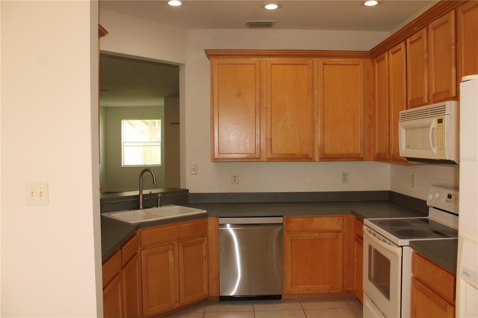 3429 Parkridge Cir #19-103 Property Photo 5