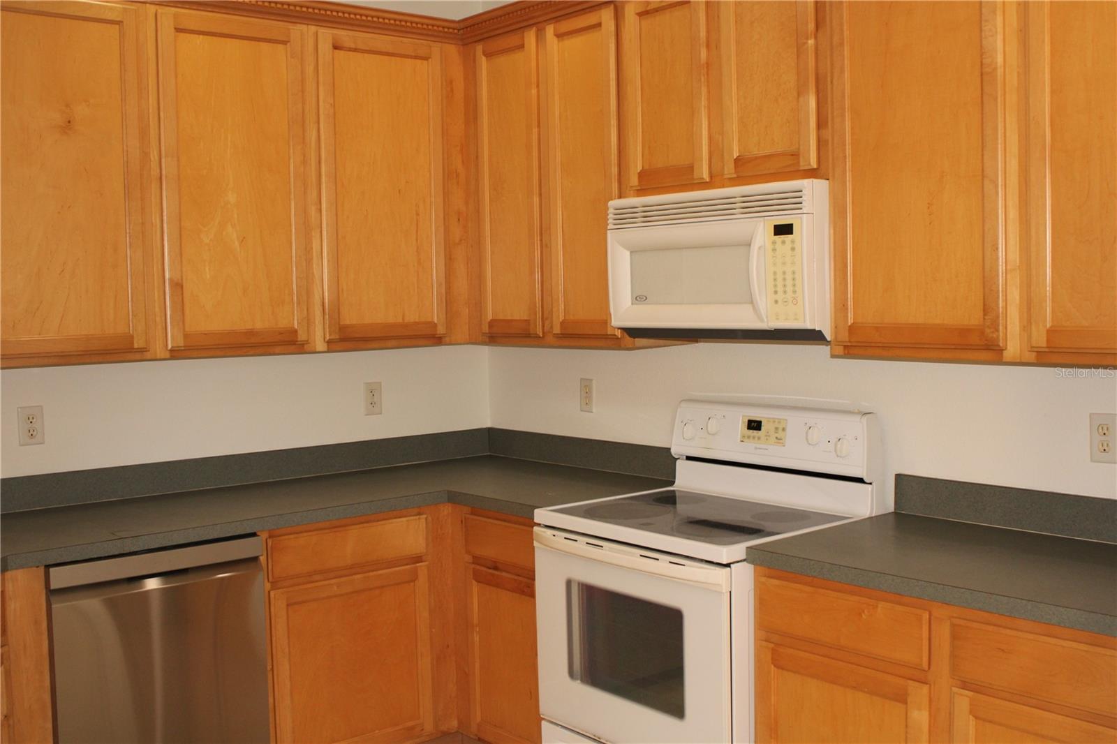 3429 Parkridge Cir #19-103 Property Photo 6