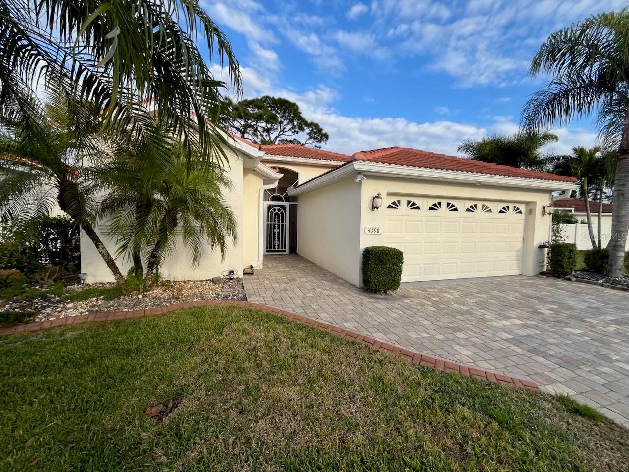 4398 Summertree Rd Property Photo 1