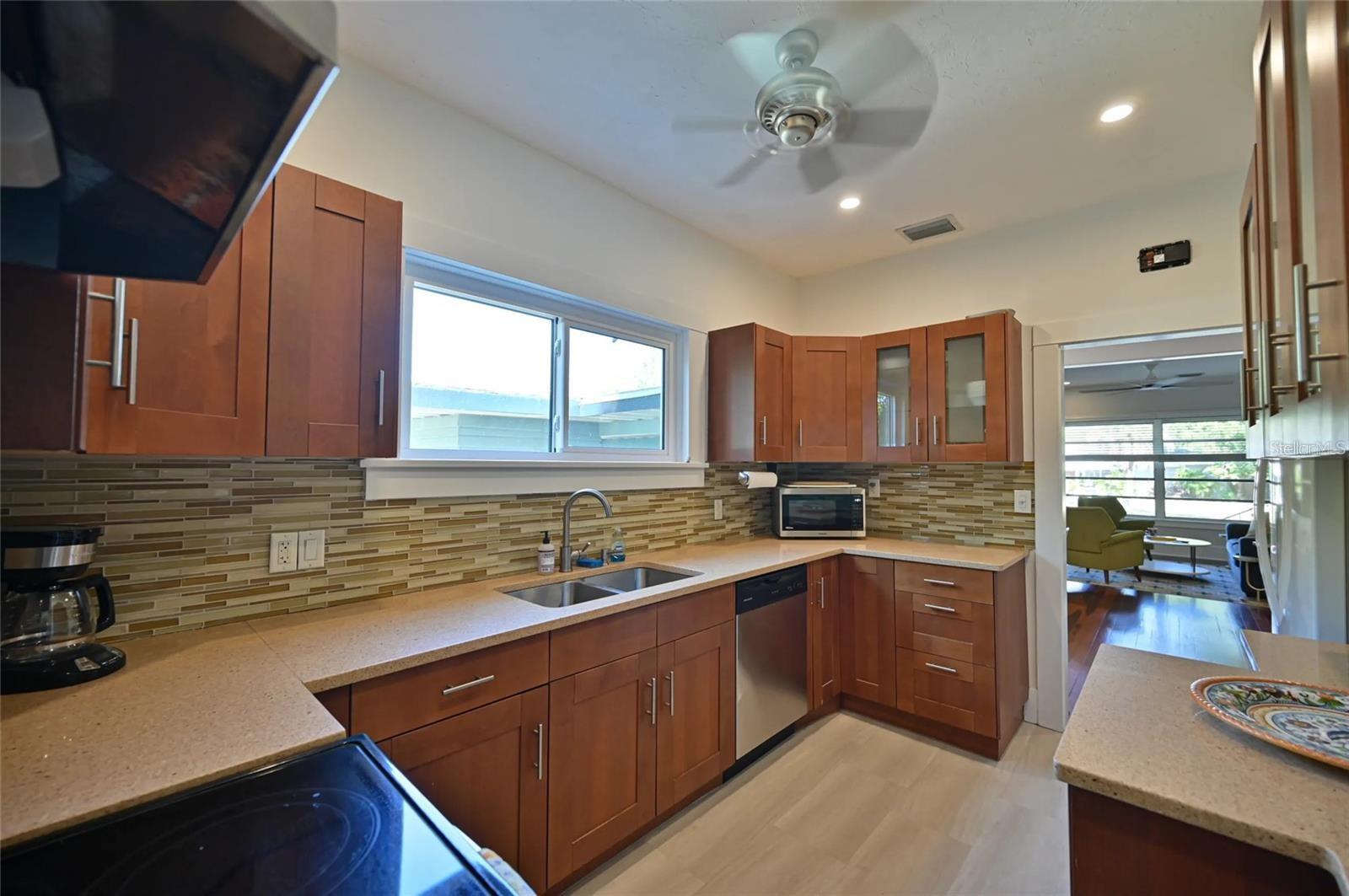 2408 Hillview St Property Photo 11