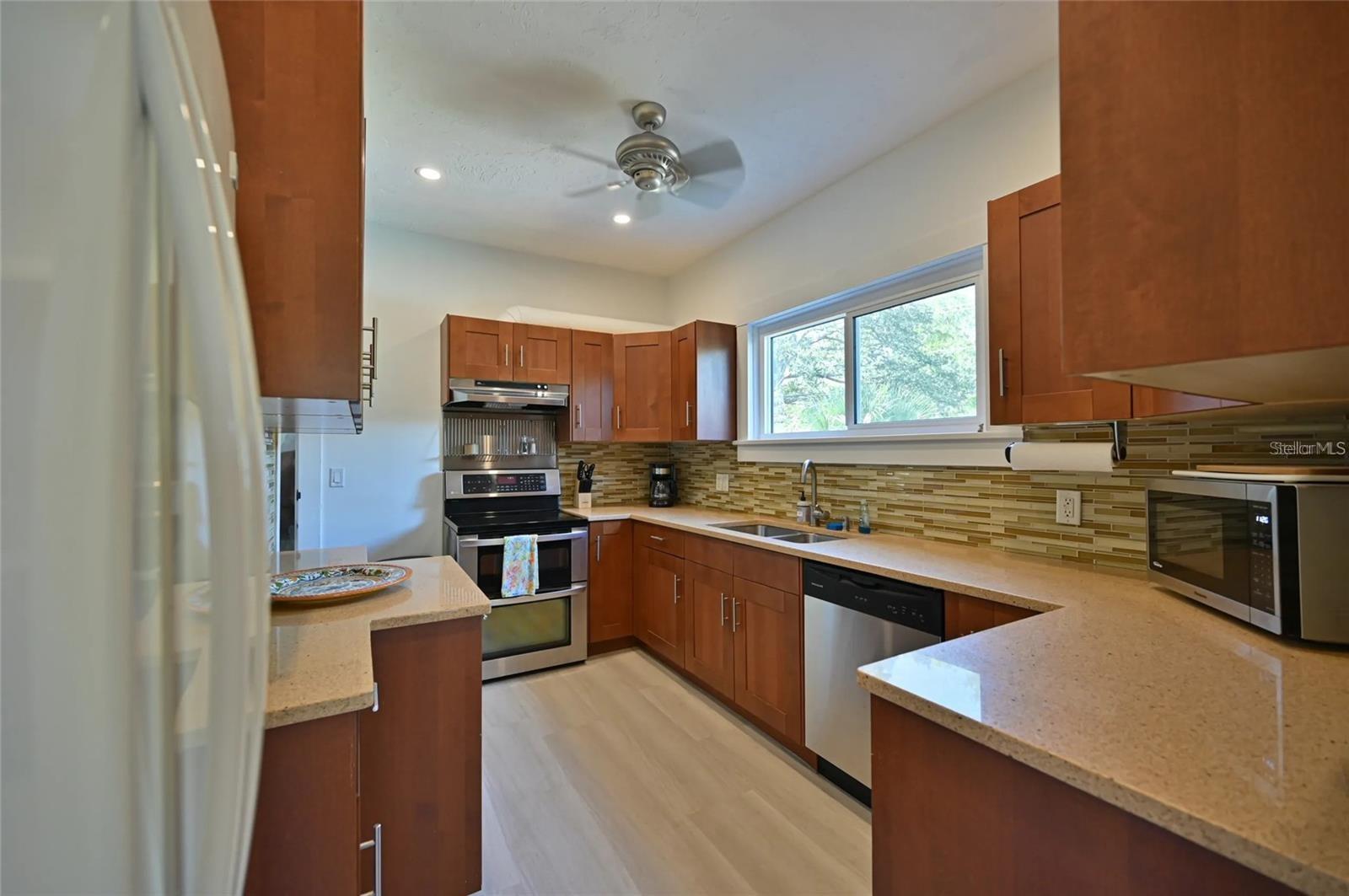 2408 Hillview St Property Photo 12